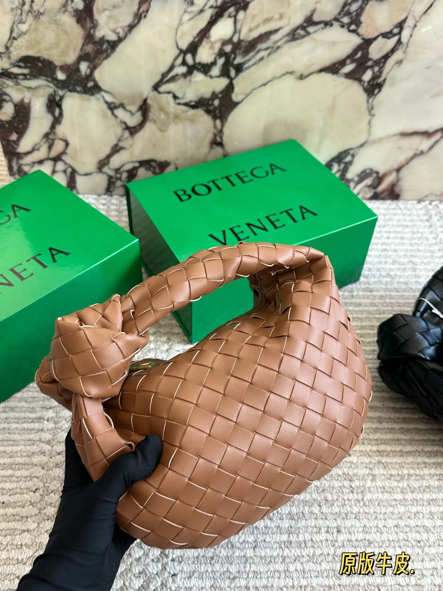 牛皮💰240 配盒 size:25 15cm BV 新款云朵包 迷恋老钱风随意又慵懒的感觉 牛批皮质 牛皮 柔软容量超大手拎大小感觉很合适