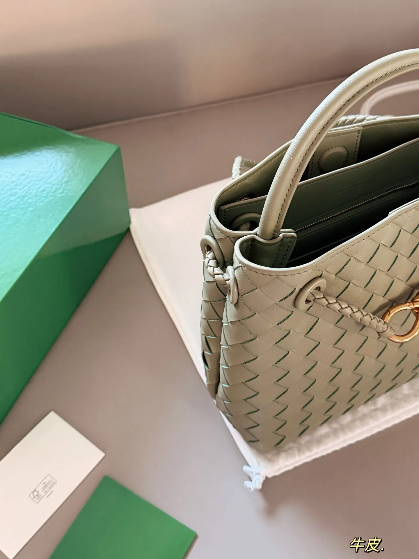 💰235 配盒 size:25*20cm BV Andiamo 迷恋老钱风随意又慵懒的感觉 实物皮质 柔软容量超大手拎大小感觉很合适