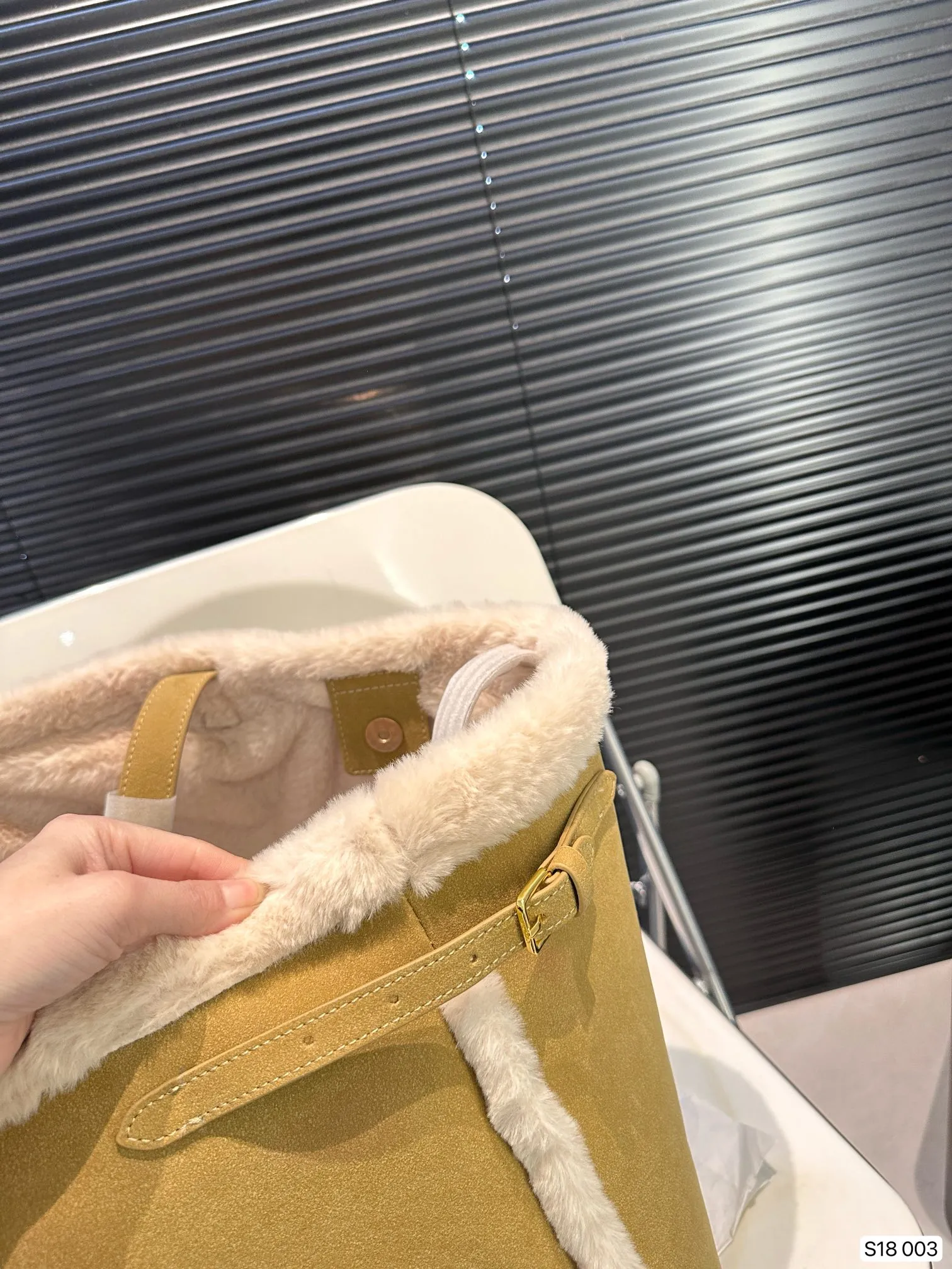 P140 赛琳秋冬限定|毛茸茸的celine托特包 celine这次的新品我很满意这只毛茸茸的托特真的很可爱,在秋叶飘零的时候背上有多应景了秋冬氛围感直接拿捏!尺寸:40 34 货号003