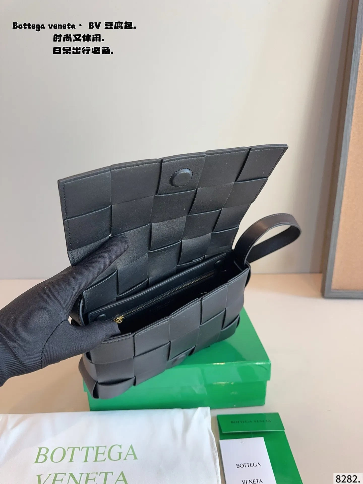 p150配礼盒🎁. 秋冬适配度一百昏!bv cas sette豆腐包斜挎 bv cas sette小羊皮卡带包枕头包斜挎包 天气一冷很喜欢软乎乎胖墩墩存在感很强的包包, 收起小废包,秋冬就是枕头包的主场! 枕头包的代表包包——bv cas sette尺寸:23*5*14cm