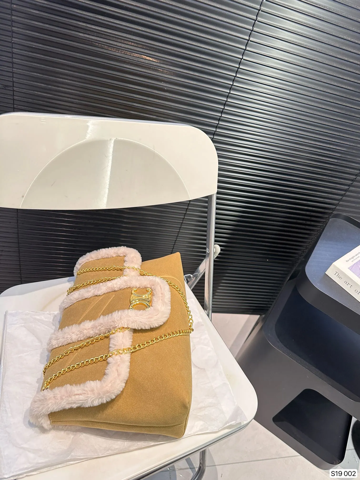 P145 赛琳秋冬限定|毛茸茸的celine链条包 celine这次的新品我很满意这只毛茸茸的托特真的很可爱，在秋叶飘零的时候背上有多应景了秋冬氛围感直接拿捏！尺寸：32 23 货号002