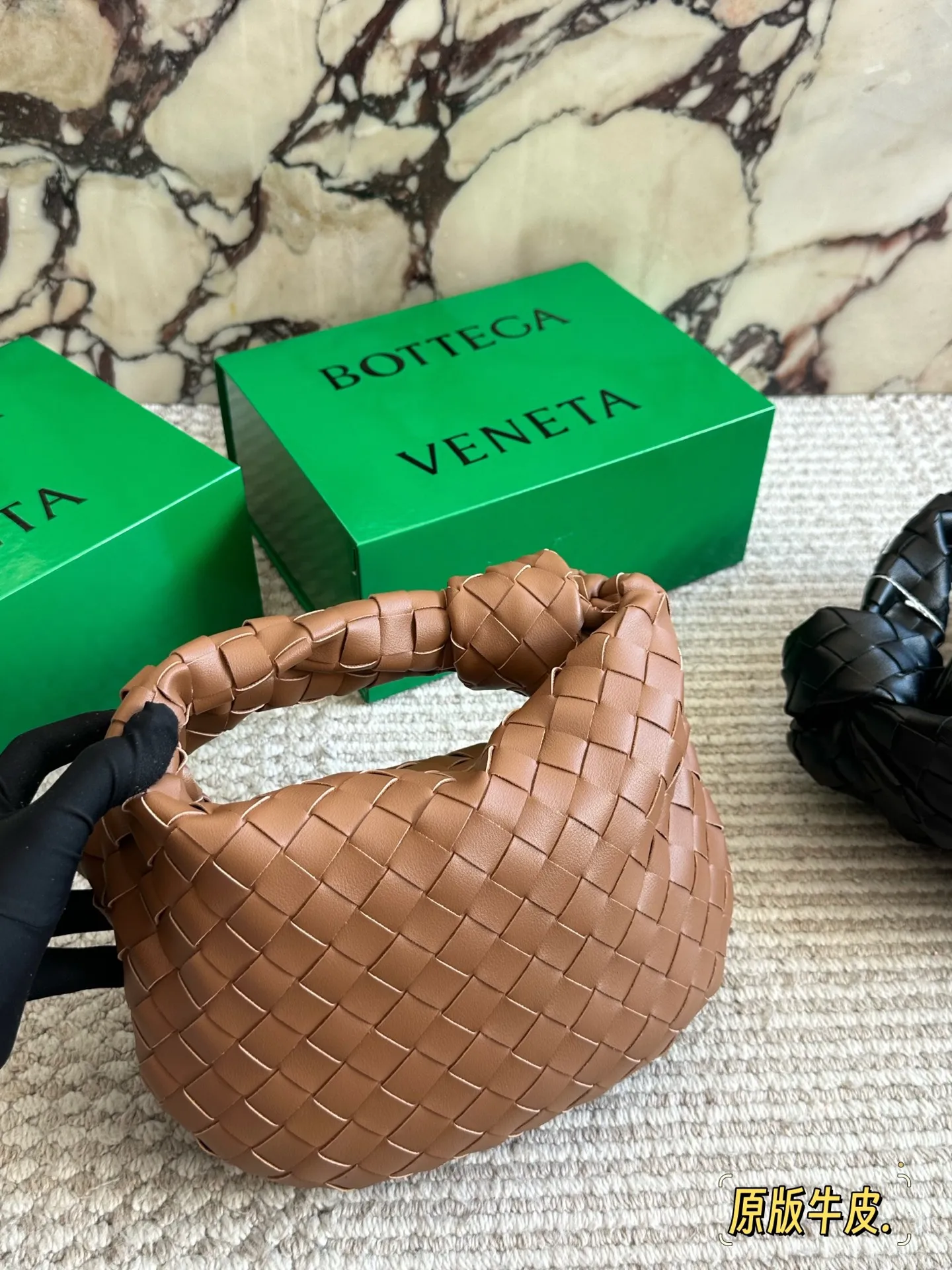 牛皮💰240 配盒 size:25 15cm BV 新款云朵包 迷恋老钱风随意又慵懒的感觉 牛批皮质 牛皮 柔软容量超大手拎大小感觉很合适