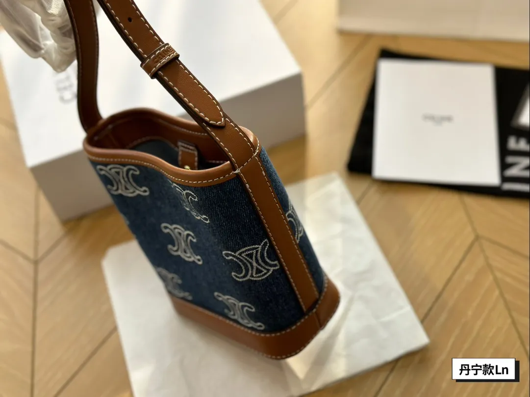 ¥125配盒 瑟琳Celine TRIOMPHE通体刺绣牛仔布和牛皮革迷你水桶包,5x16x7cm:19. 5x16x7cm