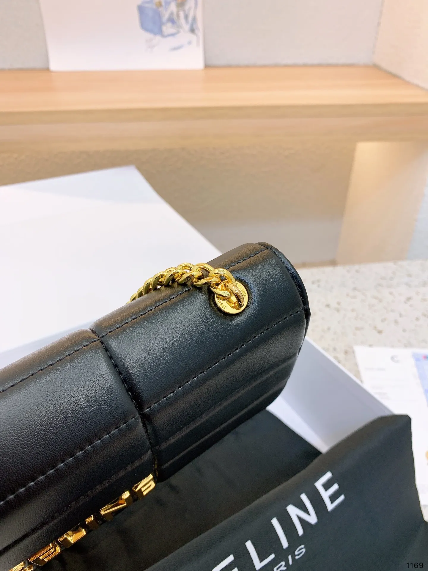 P140 Celine新款腋下包百搭休闲爱惨了~ CELINE这几天入的Celine包包们，不得不说这款白色腋下包也太好看了吧~简简单单的白色配logo字母真的非常任意门和什么衣服都好配不管深色还是淡色秋冬还是春夏搭配起来都是毫无违和感的 除了好搭配容量也是非常大之前用过老花腋下的宝宝应该.都知道钱包手机都是妥妥塞的下还松动有余动27 16cm 配礼盒