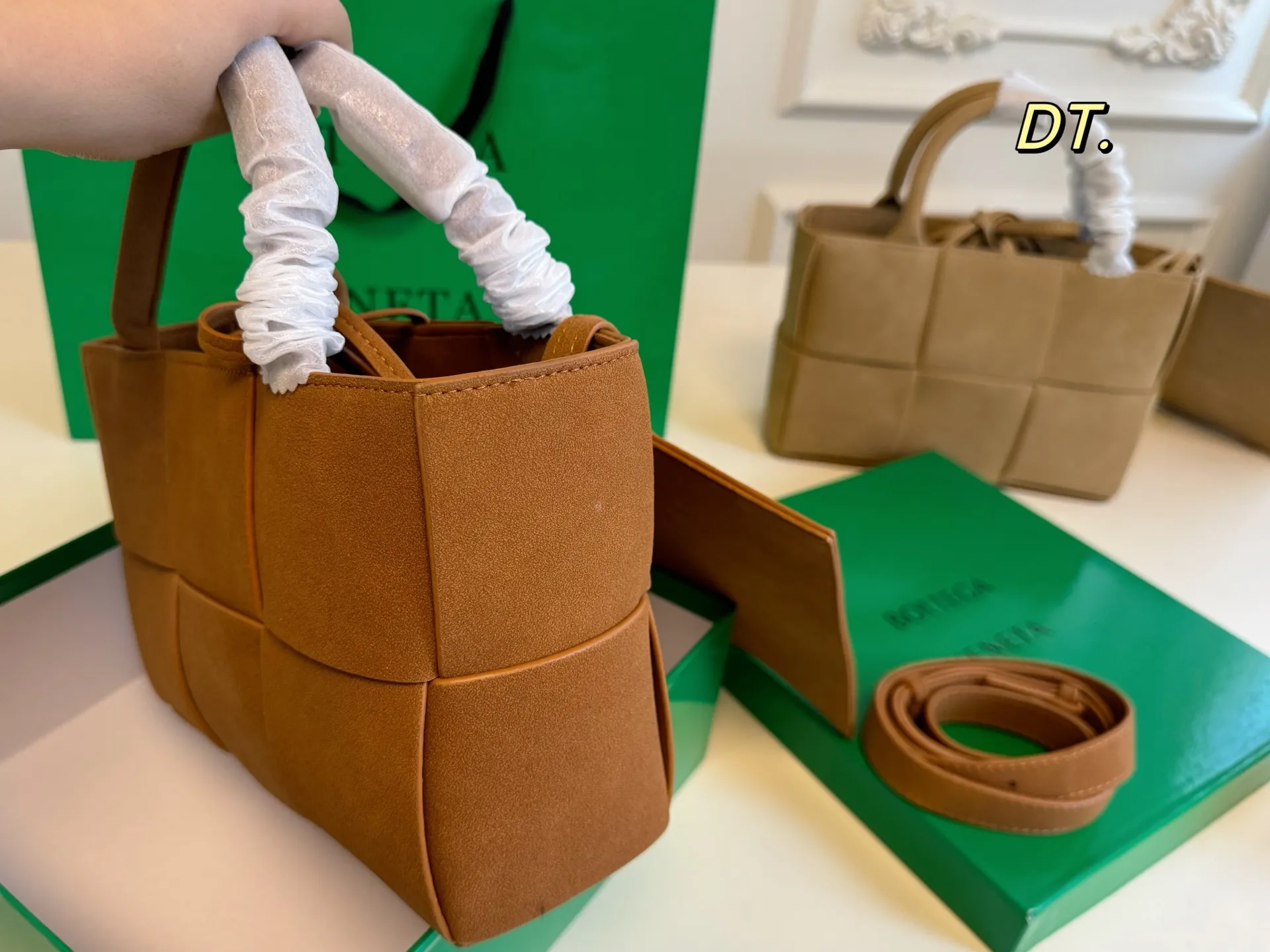 P150(配盒) size:24×17 BV cassettes新款麂皮绒托特包💕 简约别致,艺术感超强! 时髦与休闲的完美碰撞💥 内置零钱袋,轻松舒适! 低调又奢华的一款单品!