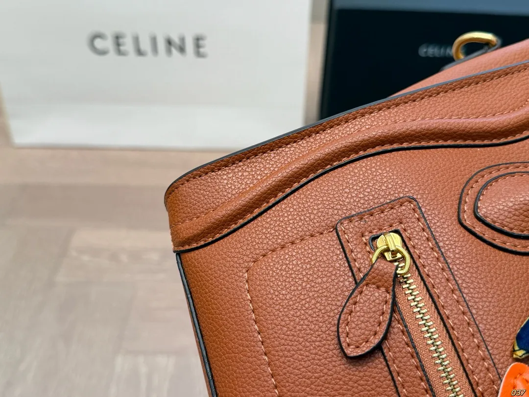 &yen;190 作为造型独特、极具辨识度的包包， Celine赛琳&mdash;笑脸包 无疑凭借其囧脸造型赢得众多关注。 Celine凭借这款笑脸包冲出欧洲，一跃成为一时最火的品牌。尺寸小号20 20