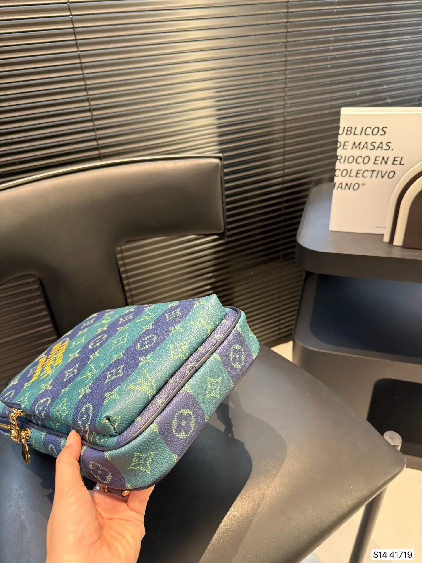 P120 新款男士胸包 Lv胸包,采用拉链,方便取用,无论您的氛围如何,您都可以毫不费力地携带这款时尚腰包。内部饰有简约而精心设计的内饰。这款胸包足以容纳所有小物品。可是永不过时的哦,而且无论怎么搭配都超有范!尺寸:18 30 货号41719