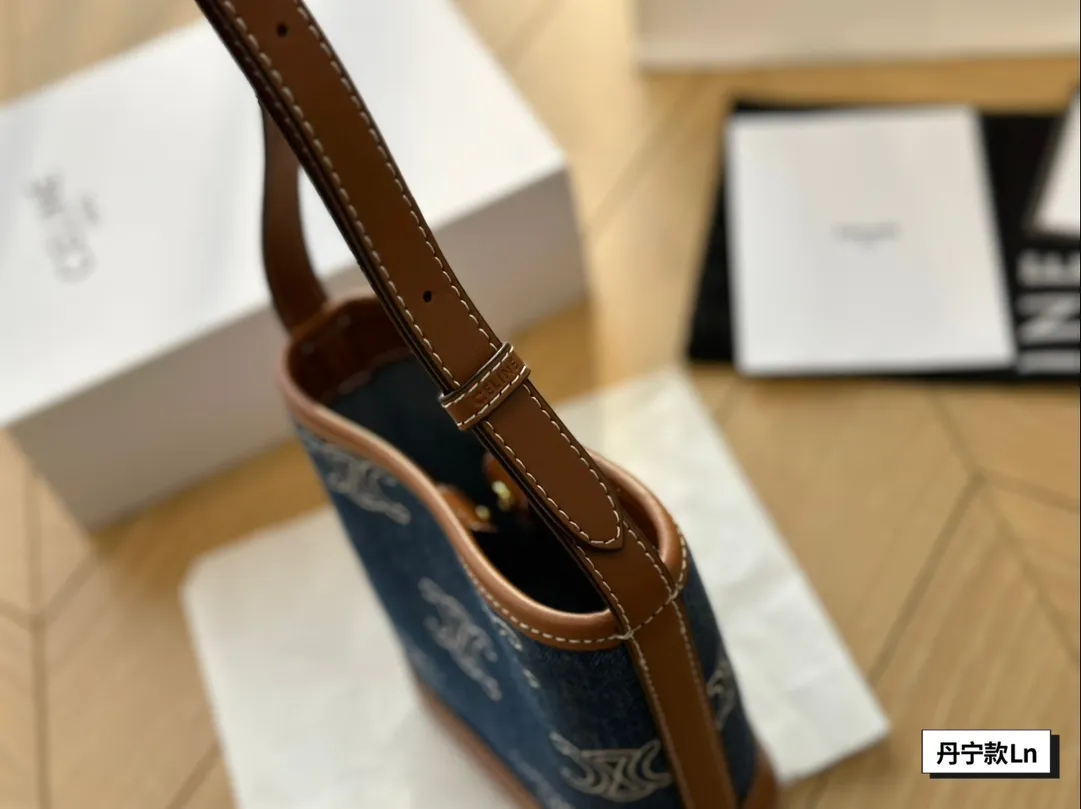 ¥125配盒 瑟琳Celine TRIOMPHE通体刺绣牛仔布和牛皮革迷你水桶包,5x16x7cm:19. 5x16x7cm