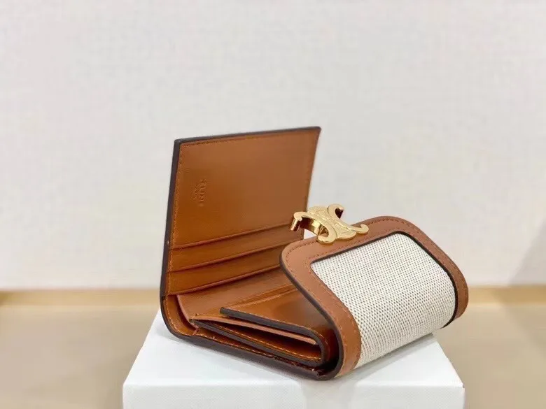 P95🎀Celine 66885🎀颜色 白色🎀尺寸 11*10*5 🎀Celine短式钱包非常炫美的一个系列,专柜同步,采用头层牛皮,精致时尚!