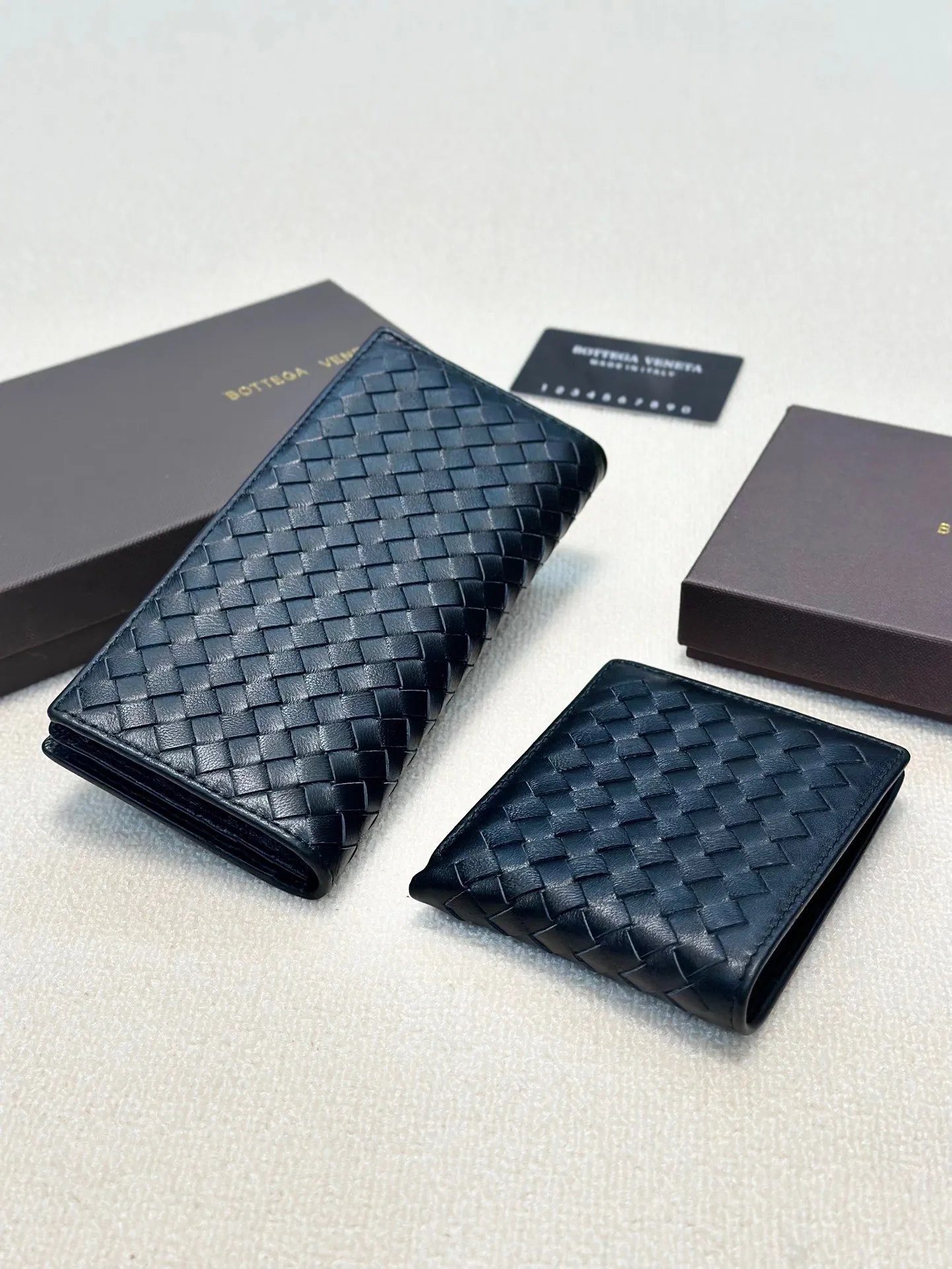 短p80长p90🎀🎀颜色 黑🎀尺寸 19x10 12x10🎀Bv专柜款升级版💕金典羊皮‮短长‬款对折🔥一比‮品一‬质里外羊皮手工‮织编‬手感超赞[得意]