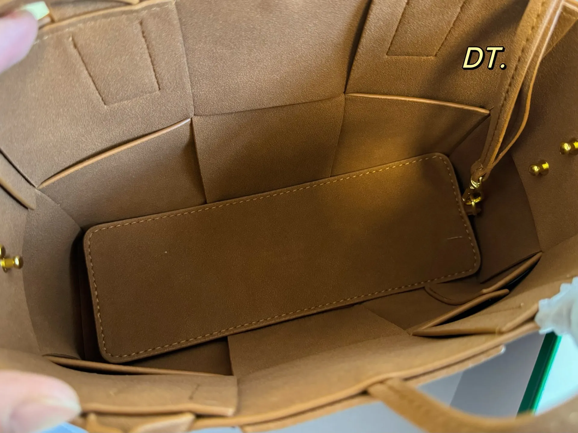 P150(配盒) size:24×17 BV cassettes新款麂皮绒托特包💕 简约别致,艺术感超强! 时髦与休闲的完美碰撞💥 内置零钱袋,轻松舒适! 低调又奢华的一款单品!