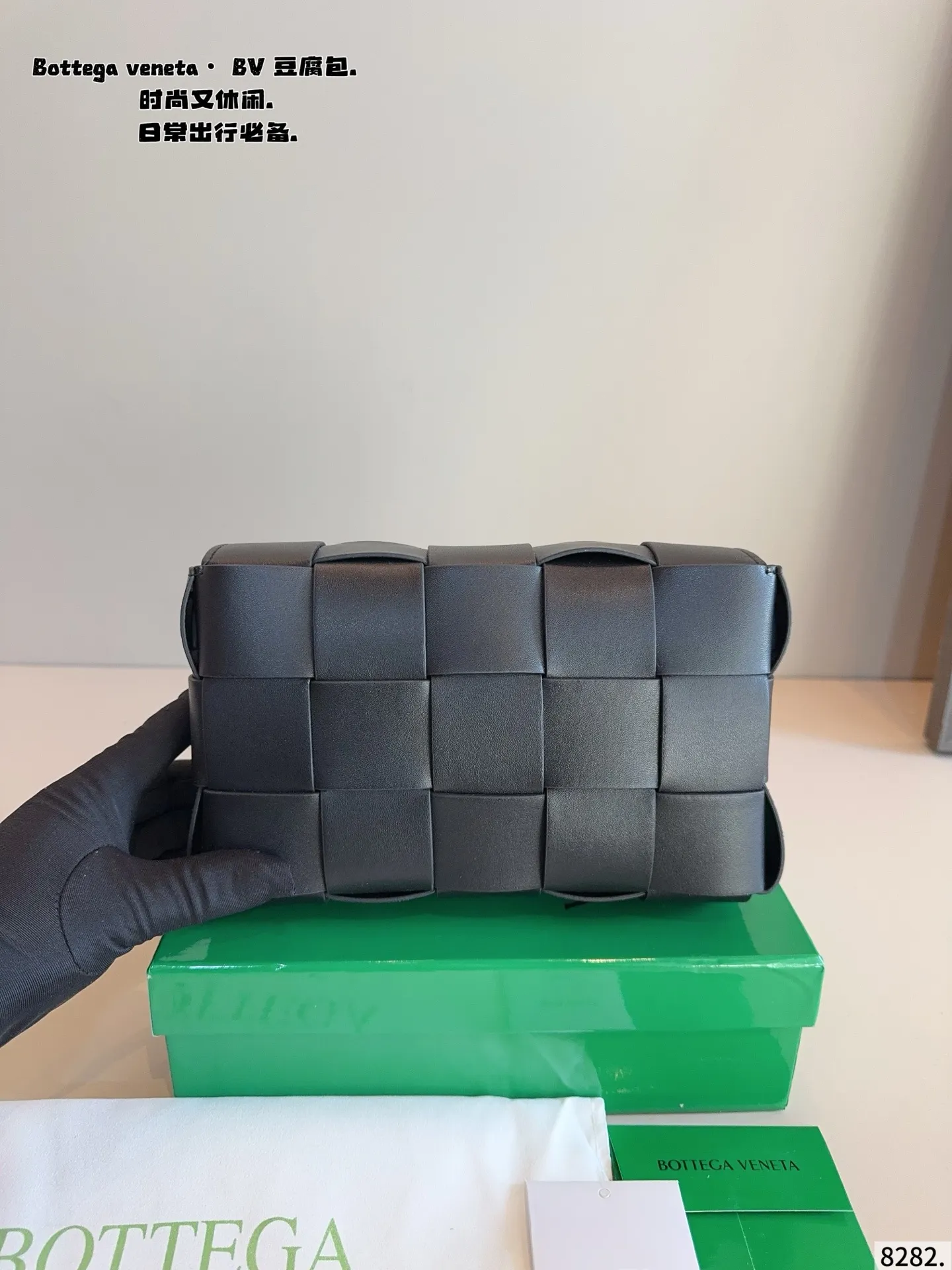 p150配礼盒🎁. 秋冬适配度一百昏!bv cas sette豆腐包斜挎 bv cas sette小羊皮卡带包枕头包斜挎包 天气一冷很喜欢软乎乎胖墩墩存在感很强的包包, 收起小废包,秋冬就是枕头包的主场! 枕头包的代表包包——bv cas sette尺寸:23*5*14cm