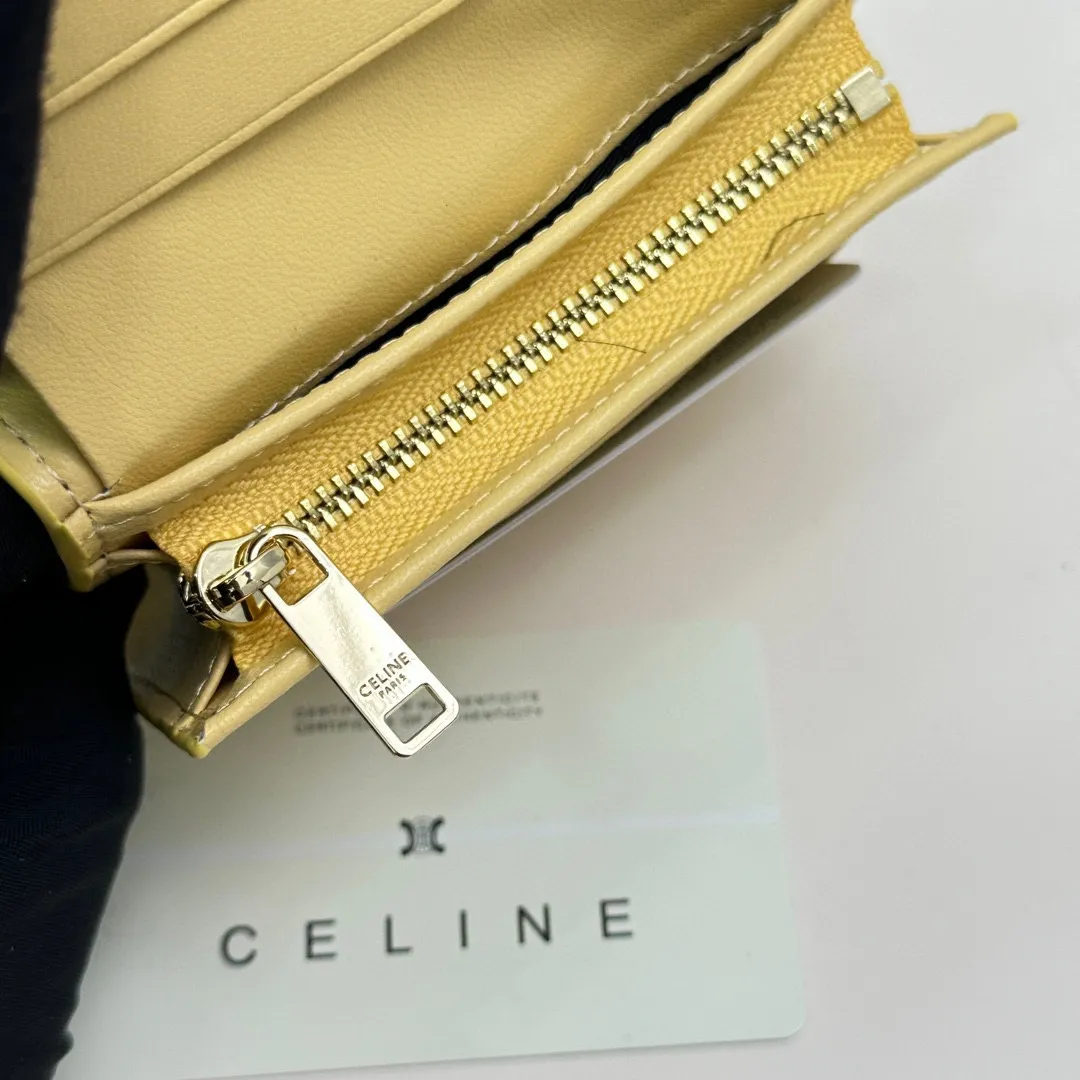 P85🎀Celine 3510🎀颜色 黑色 鹅黄 灰色 🎀尺寸：11*9*3🎀Celine官网最新款！短式钱包非常炫美的一个系列，专柜同步，采用头层牛皮，精致时尚！