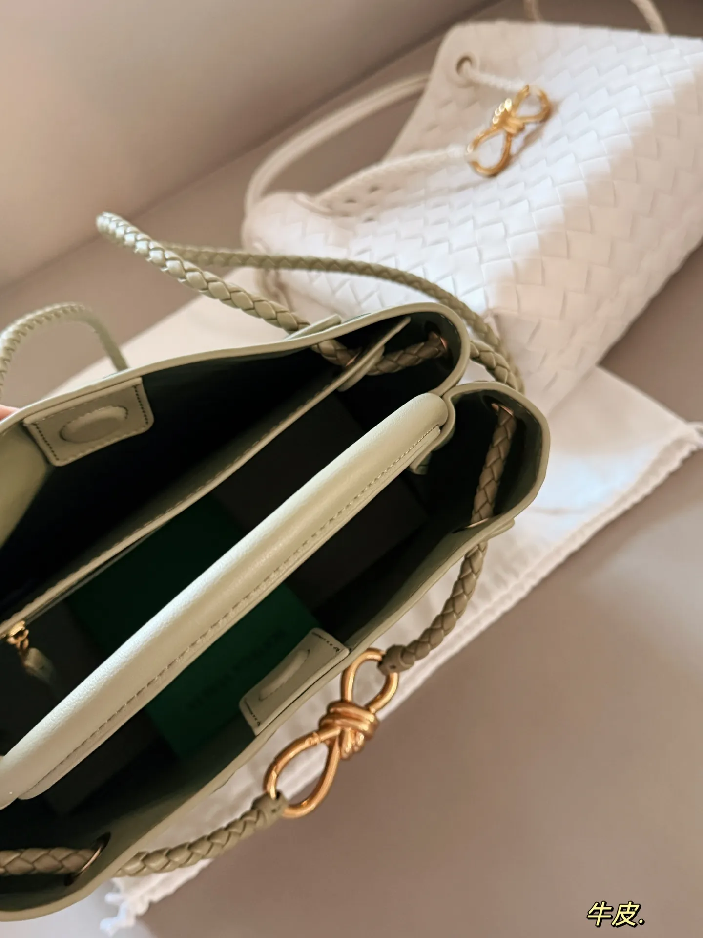 💰235 配盒 size:25*20cm BV Andiamo 迷恋老钱风随意又慵懒的感觉 实物皮质 柔软容量超大手拎大小感觉很合适