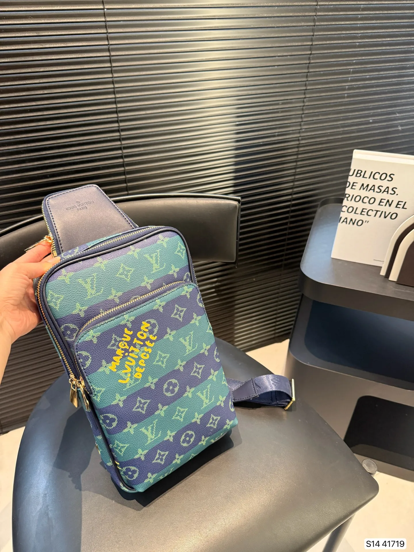 P120 新款男士胸包 Lv胸包,采用拉链,方便取用,无论您的氛围如何,您都可以毫不费力地携带这款时尚腰包。内部饰有简约而精心设计的内饰。这款胸包足以容纳所有小物品。可是永不过时的哦,而且无论怎么搭配都超有范!尺寸:18 30 货号41719