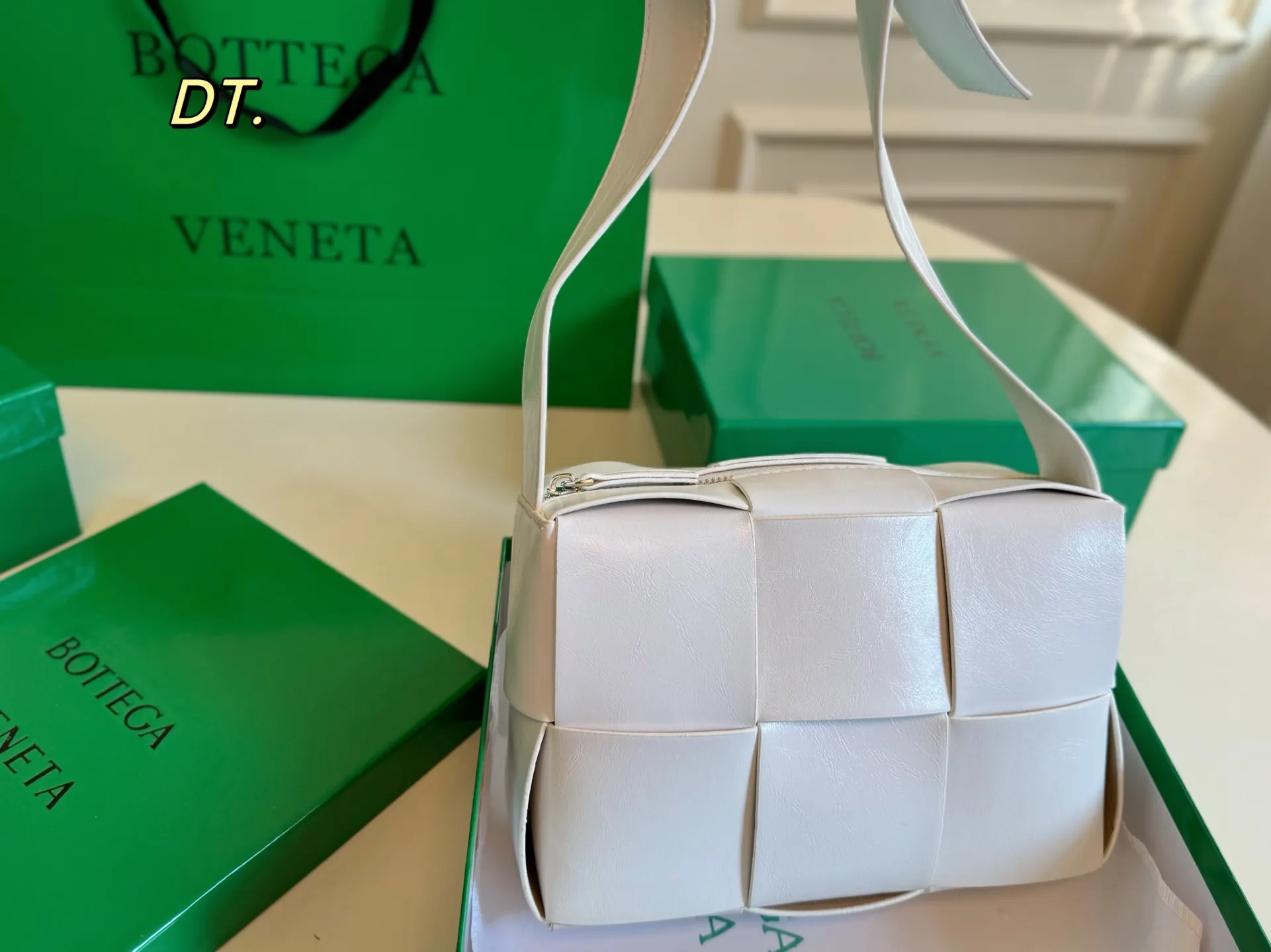 P140(配盒) size:22×15 BV cassettes新款编织豆腐斜挎包💕 简约别致,高级时髦不张扬! 不管斜挎、单肩都是满满的造型感~ 实物皮质很软却饱满有型~ 男女都可轻松驾驭❗️