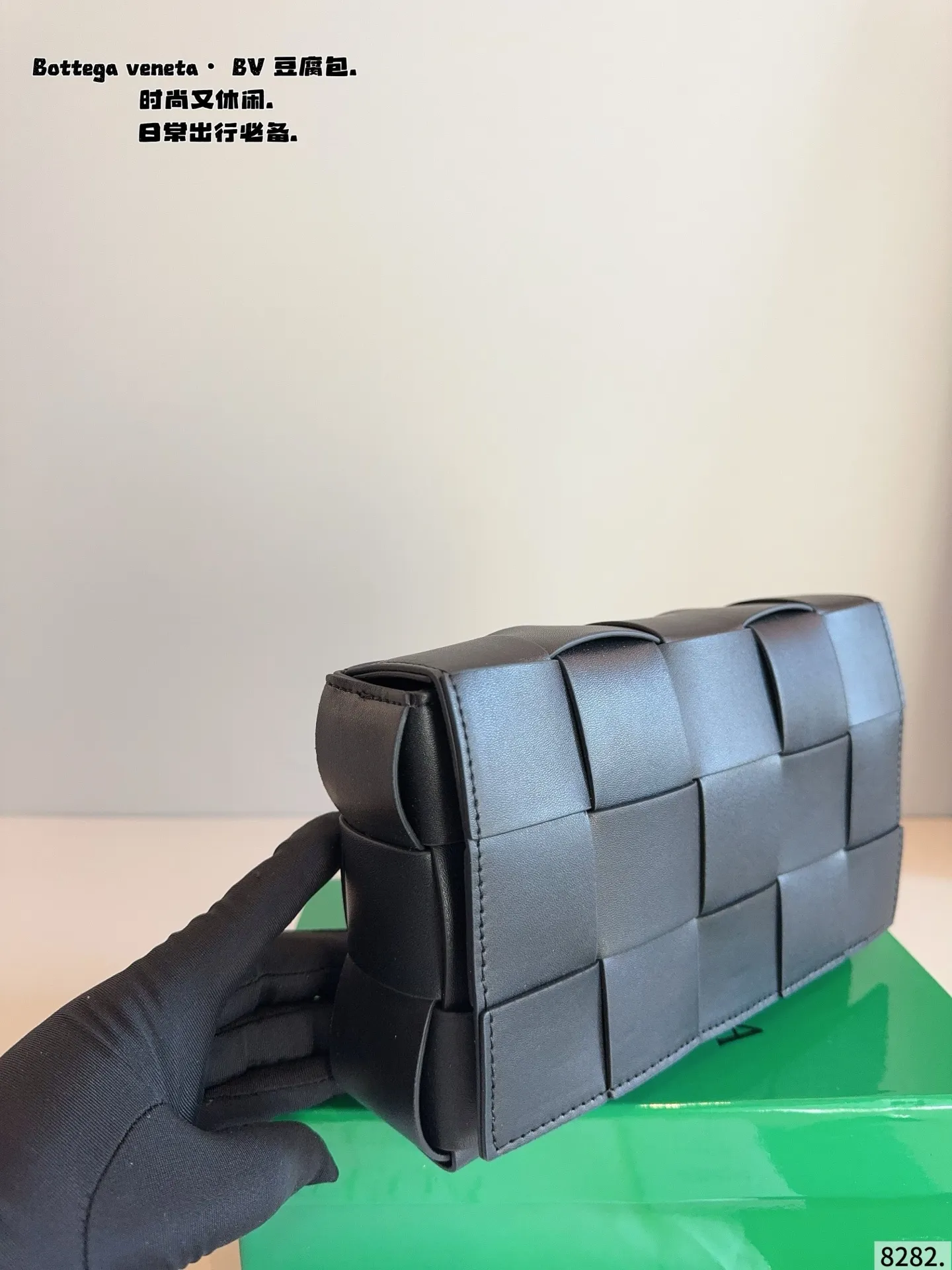 p150配礼盒🎁. 秋冬适配度一百昏!bv cas sette豆腐包斜挎 bv cas sette小羊皮卡带包枕头包斜挎包 天气一冷很喜欢软乎乎胖墩墩存在感很强的包包, 收起小废包,秋冬就是枕头包的主场! 枕头包的代表包包——bv cas sette尺寸:23*5*14cm