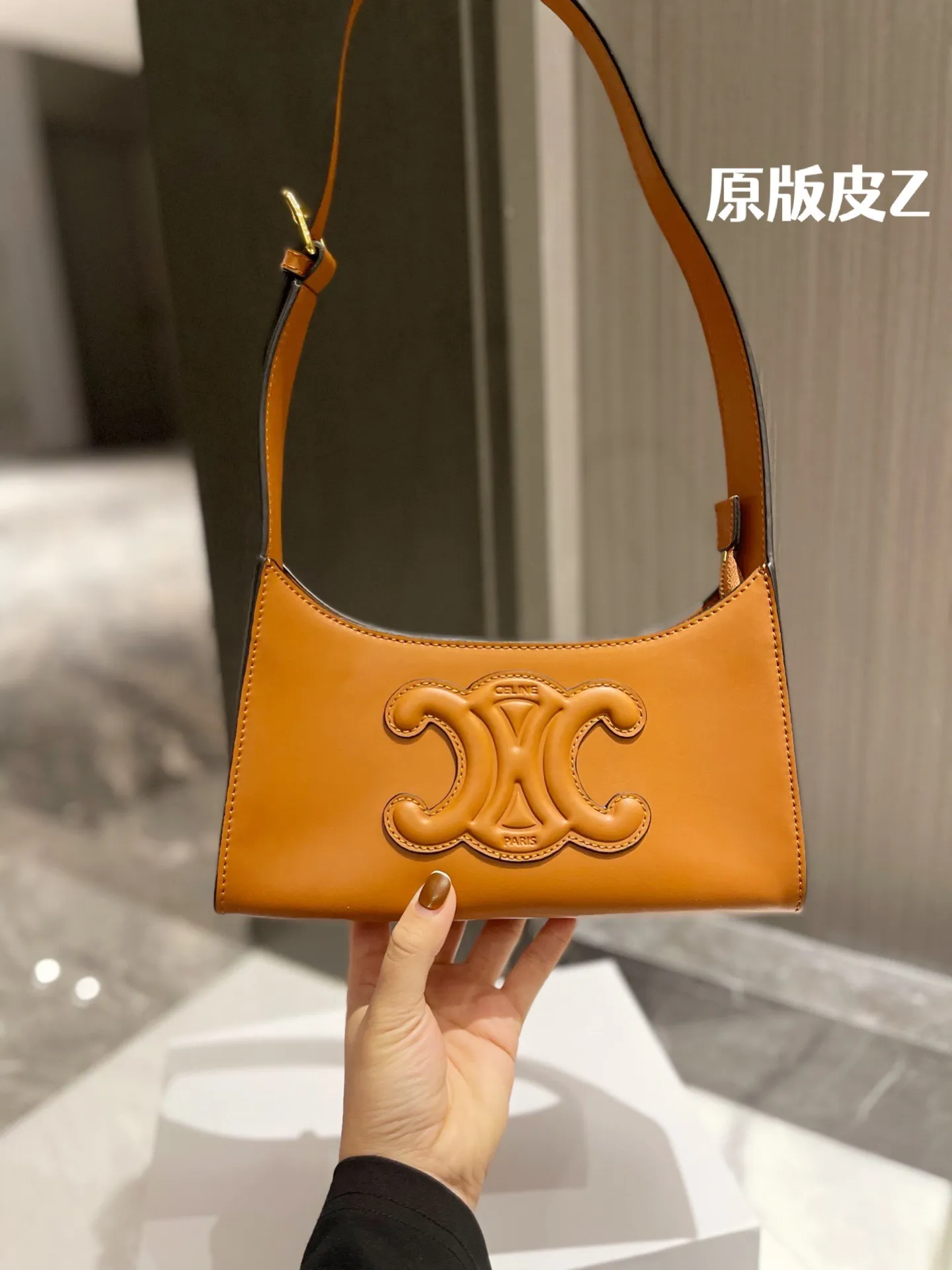 原版头层皮 P165 |Celine 牛皮 腋下包 box皮 CELINE|2022王炸凯旋门腋下包 CELINE2022的王炸包包-凯旋门腋下包,太适合夏天 了,掐指一算又是这一季的断货爆款!一身黑色系搭配这 个黑金凯旋门也毫不逊色,抛光小牛皮的光泽感,会有 Bling Bling的反光点 ◆太喜欢 CELINE这一季的单品了,简直 就是贝拉本拉!这个小包包真的是可盐可甜!暗黑风,辣 妹风的小姐姐也可尝试 夏天穿一个Zaa小背心配上这个包包出门!就很无敌尺寸21 11cm 配折叠礼盒