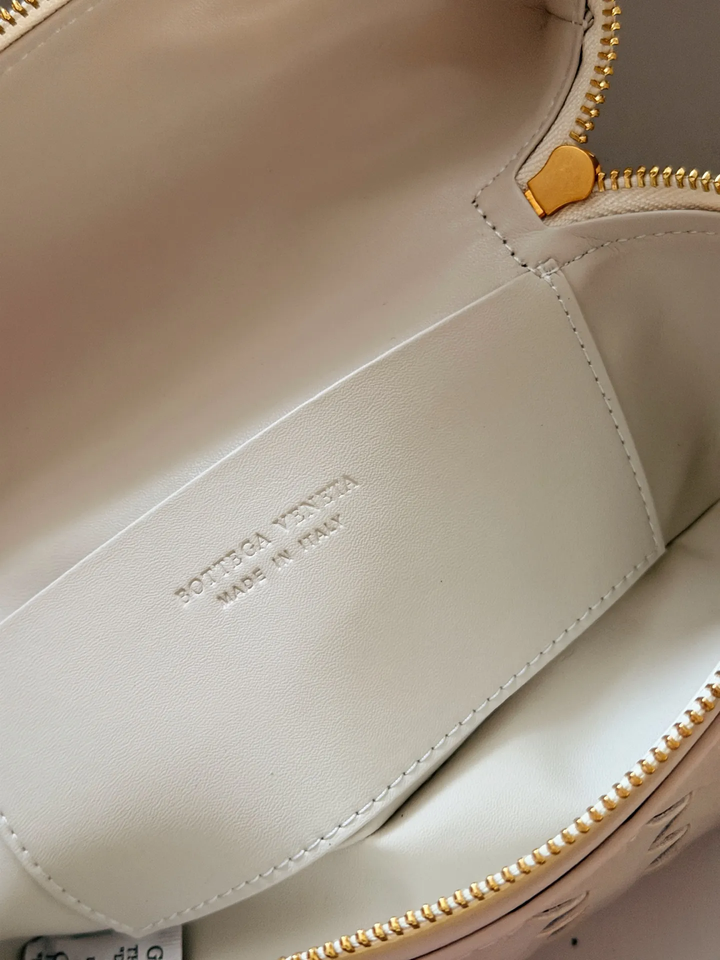 💰205 牛皮 配盒 size：23*13cm BV BangBang Vanity棒棒包， 任何人没有买到这只 包我会伤心的 造型独特精致，日常使用容量足够，可手提可斜挎，多种造型随意切换！