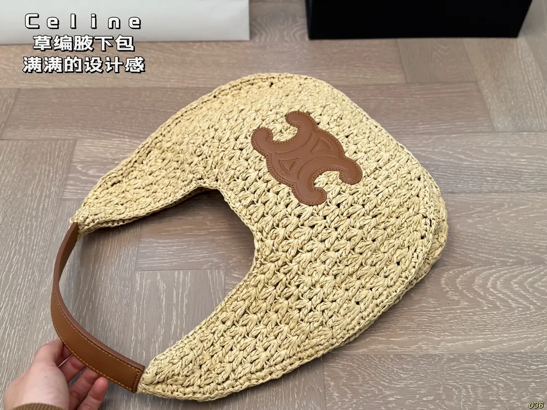 ¥155配盒 Celine赛琳草编腋下包 满满的设计感 复古中透露着优雅 超级高级的配色 实物绝对惊艳到你 尺寸32 18