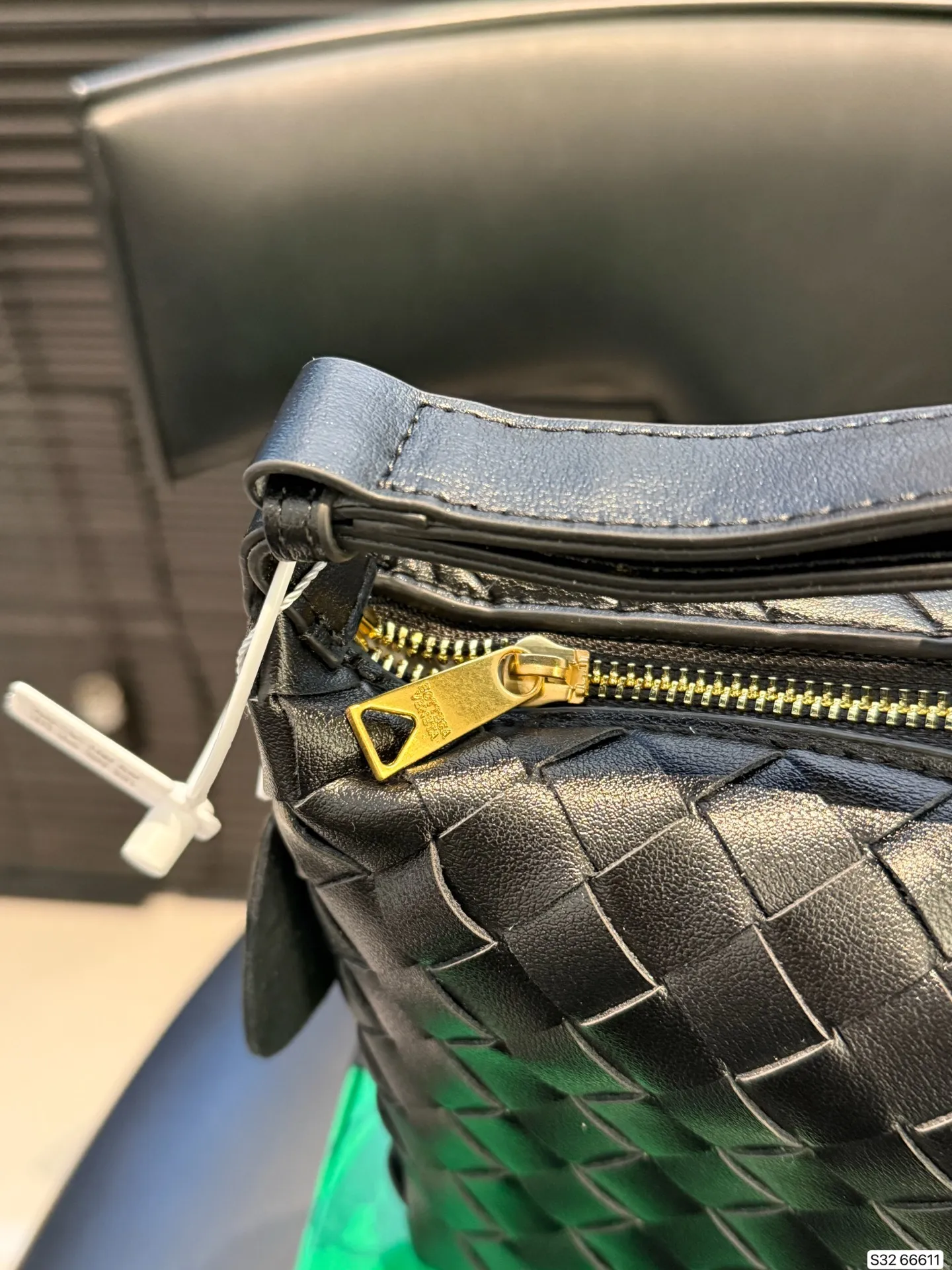 p210 配盒子 纯皮Bottega veneta 适合春夏秋冬的季节 Bv高级 简洁的线条,柔软的包身,并且相当实用,街头巷尾它的身影无处不在,也成为经典款IT bag之一 万众追,这款包一出就风靡全球 流行,如今粉丝群依然很强大,因为它实在太衬托气质了,包再多也要给自己留一个!尺寸21 14货号66611