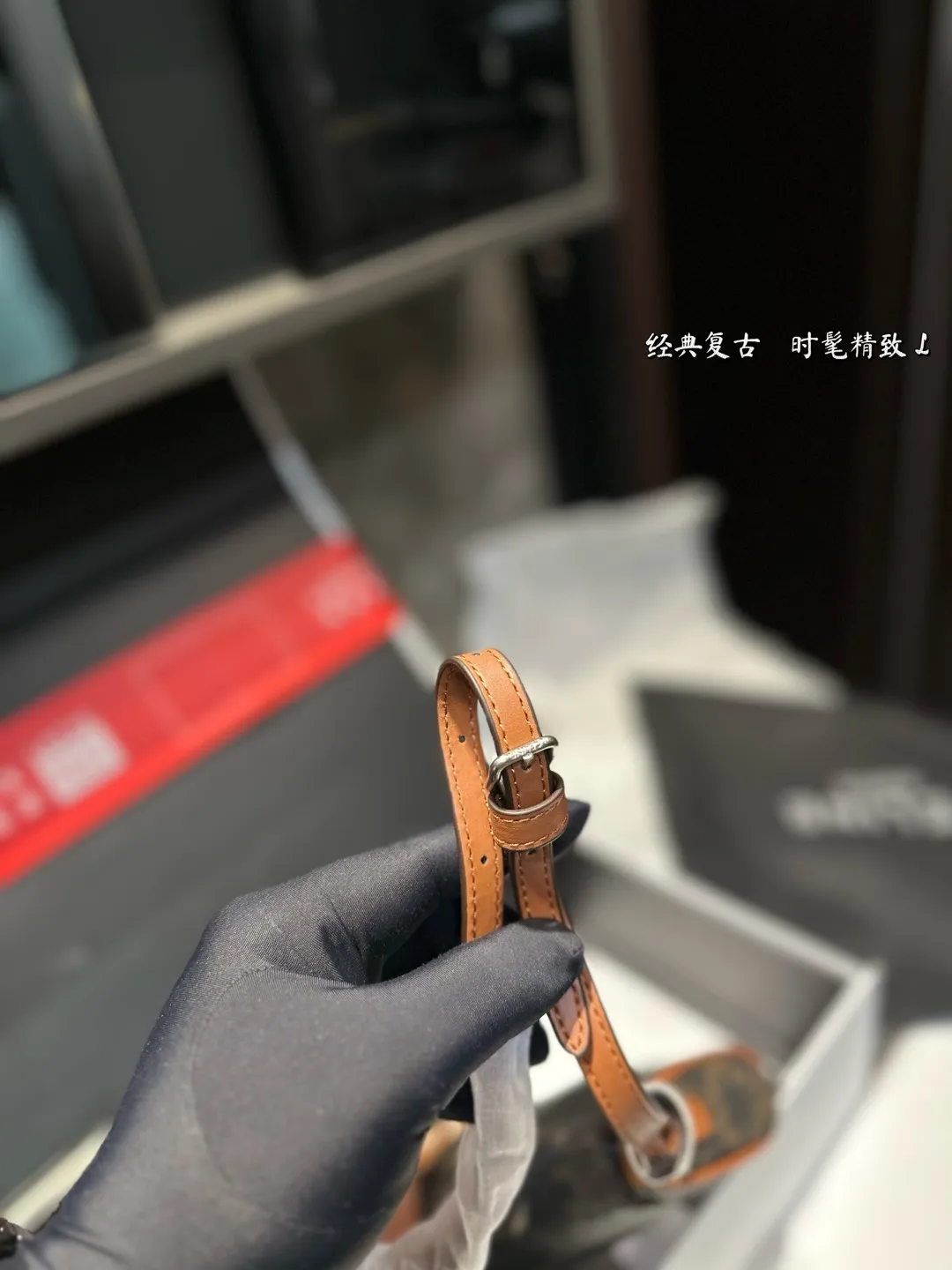 ❤️P145（礼盒包装）❤️ 赛琳 凯旋门腋下包 时髦拿捏住啦 不显老气好好搭啊 而旦貌美气质加成好高的呀~ 爱死了这份从容优雅⚠️尺寸27.11