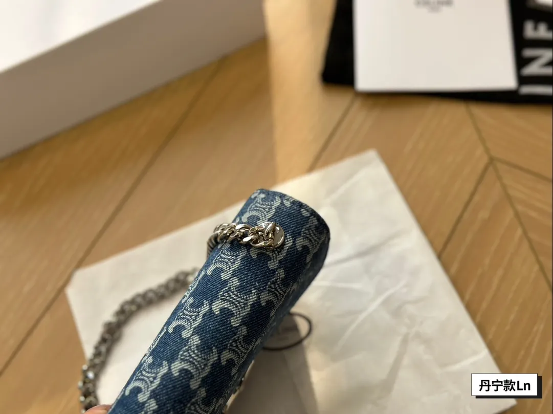 &yen;125配盒 包包分享Celine凯旋门系列第一只Celine必须是凯旋门 这款包算是经典款适合春夏秋冬出门要被问很多遍滴一款包 性价比炒鸡高滴一款包 分大小号质量跟容量都杠杠给力小可爱们放心安排就好 20cm