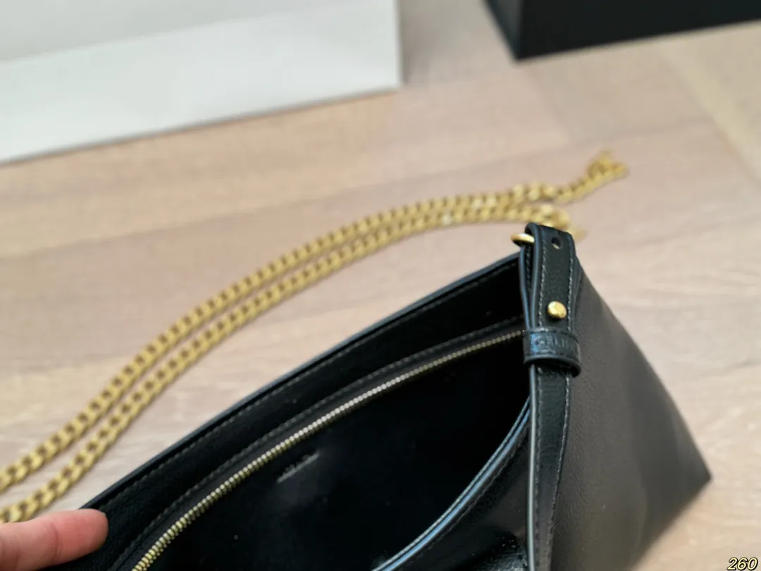 ¥150折叠盒 Celine赛琳腋下包 满满的设计感 复古中透露着优雅 超级高级的配色 实物绝对惊艳到你 尺寸 30 15