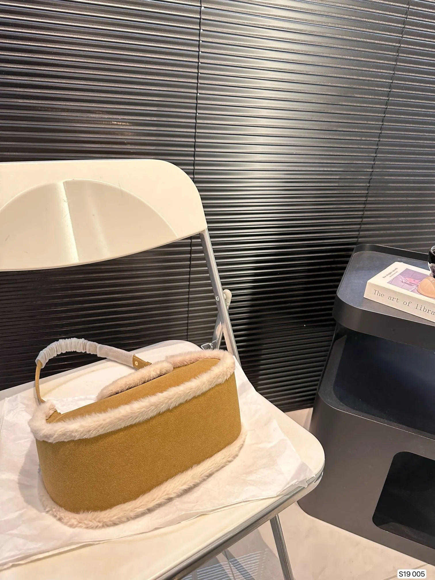 P145 赛琳秋冬限定|毛茸茸的celine腋下包 celine这次的新品我很满意这只毛茸茸的托特真的很可爱，在秋叶飘零的时候背上有多应景了秋冬氛围感直接拿捏！尺寸：26 14 货号005