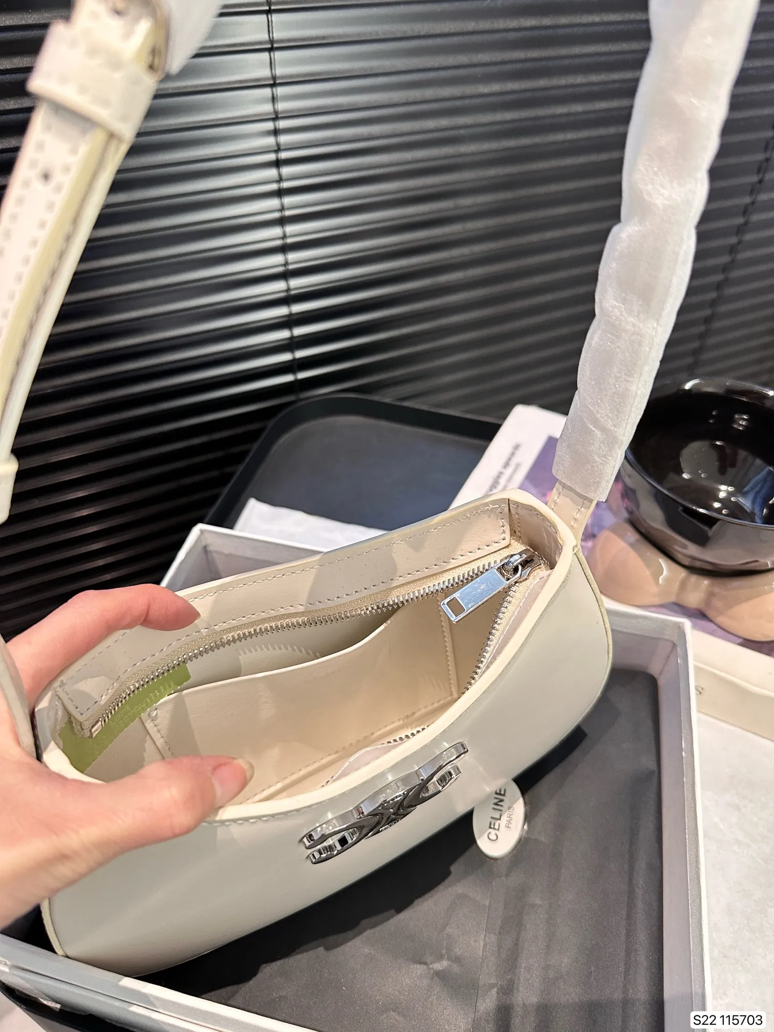 P160 配盒子 赛琳腋下包 腋下包中的小可爱 它的出镜率会很高滴 高级感超强！尺寸：22 13 货号115703