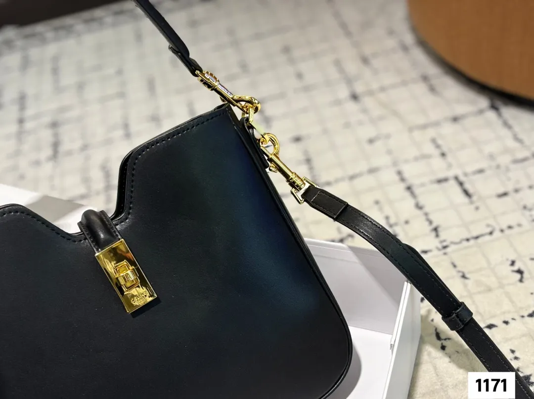 P145 配折叠盒子 Celine 赛琳水桶包 一直很喜欢小牛皮的包 经久耐看 有着高颜值的复古文艺气息🌱 尺寸:25 21.5