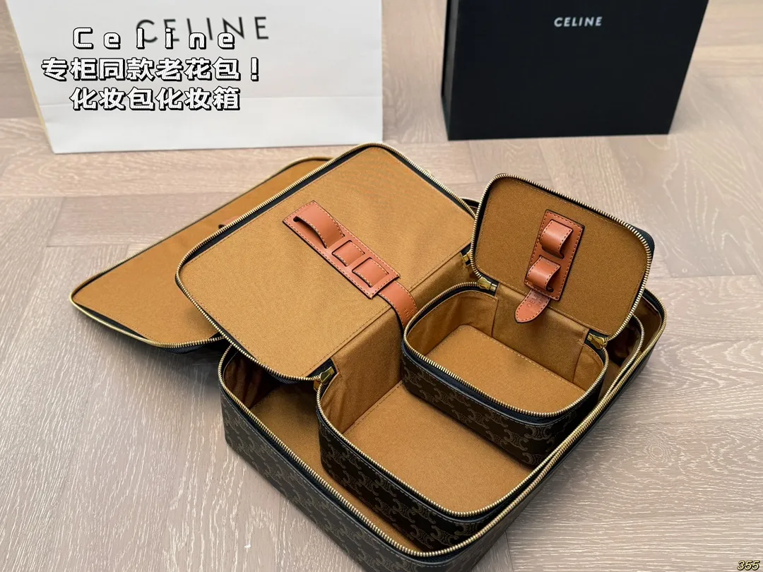 ¥140/¥130/¥120配盒 赛琳Celine专柜同款包!化妆包化妆箱,非常可爱🐶专柜同款老花面料!经典爆款!原版五金👍高端品质!任意出入专柜毫无压力!非常实用哦!尺寸:34 24 9/27 15 8/15 10 7