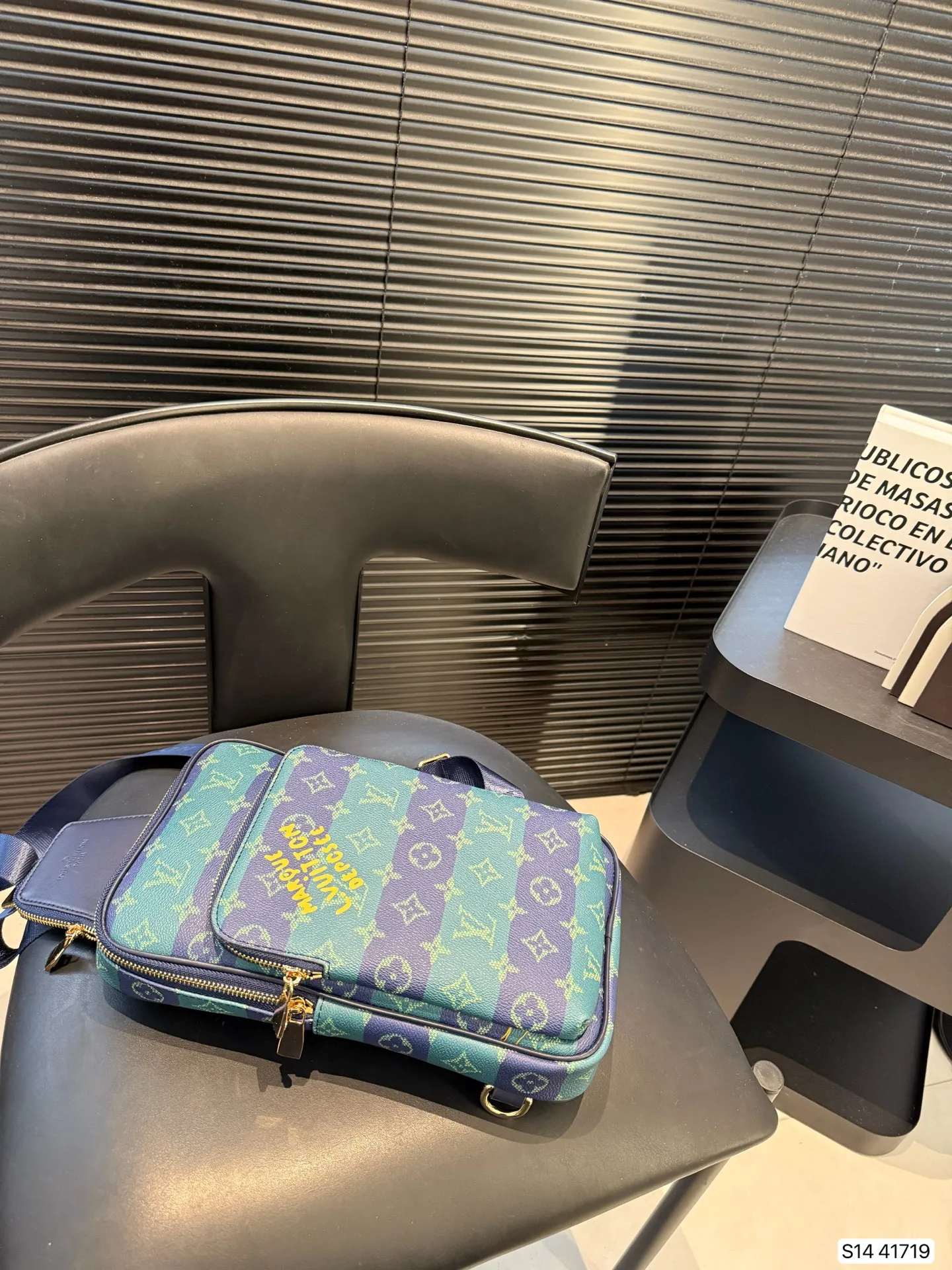 P120 新款男士胸包 Lv胸包，采用拉链，方便取用，无论您的氛围如何，您都可以毫不费力地携带这款时尚腰包。内部饰有简约而精心设计的内饰。这款胸包足以容纳所有小物品。可是永不过时的哦，而且无论怎么搭配都超有范！尺寸：18 30 货号41719