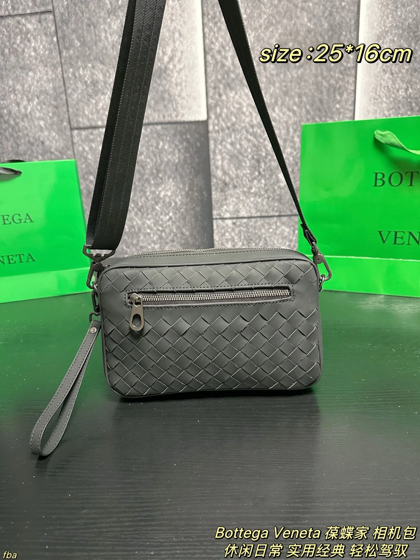 P135配盒 Bottega Veneta 葆蝶家 相机包 方正的相机包造型，配有前置拉链小袋与主仓拉链开合，内部含拉链暗袋/帆布隔层，可容纳手机、钱包、平板等日常小物；搭配可调节尼龙肩带，支持单肩、斜挎两种背法。整体简约无明显logo，黑色编织纹理低调奢华，适配商务、休闲、日常出行等多种场景，是BV男士包袋中兼具实用性与品牌辨识度的经典款 尺寸：25*16cm