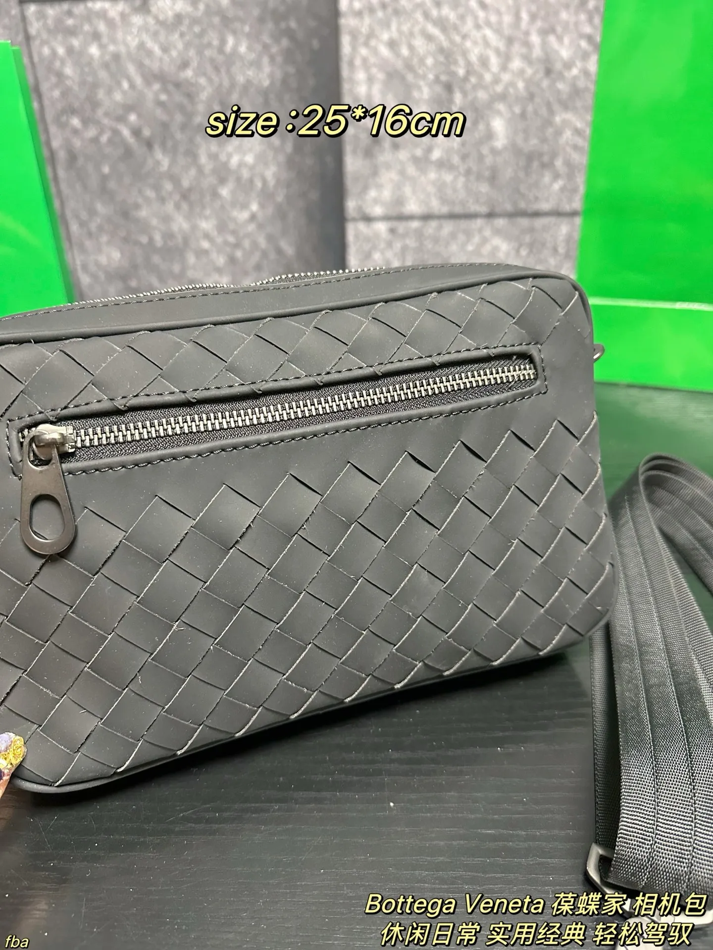 P135配盒 Bottega Veneta 葆蝶家 相机包 方正的相机包造型,配有前置拉链小袋与主仓拉链开合,内部含拉链暗袋/帆布隔层,可容纳手机、钱包、平板等日常小物;搭配可调节尼龙肩带,支持单肩、斜挎两种背法。整体简约无明显logo,黑色编织纹理低调奢华,适配商务、休闲、日常出行等多种场景,是BV男士包袋中兼具实用性与品牌辨识度的经典款 尺寸:25*16cm