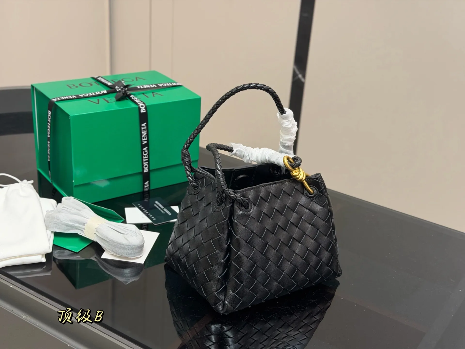 &yen;240 配盒（升级版） size：21*16cm bv 编织购物袋 它是这一季中性价比➕实用性最棒的一只包包！ 容量非常OK