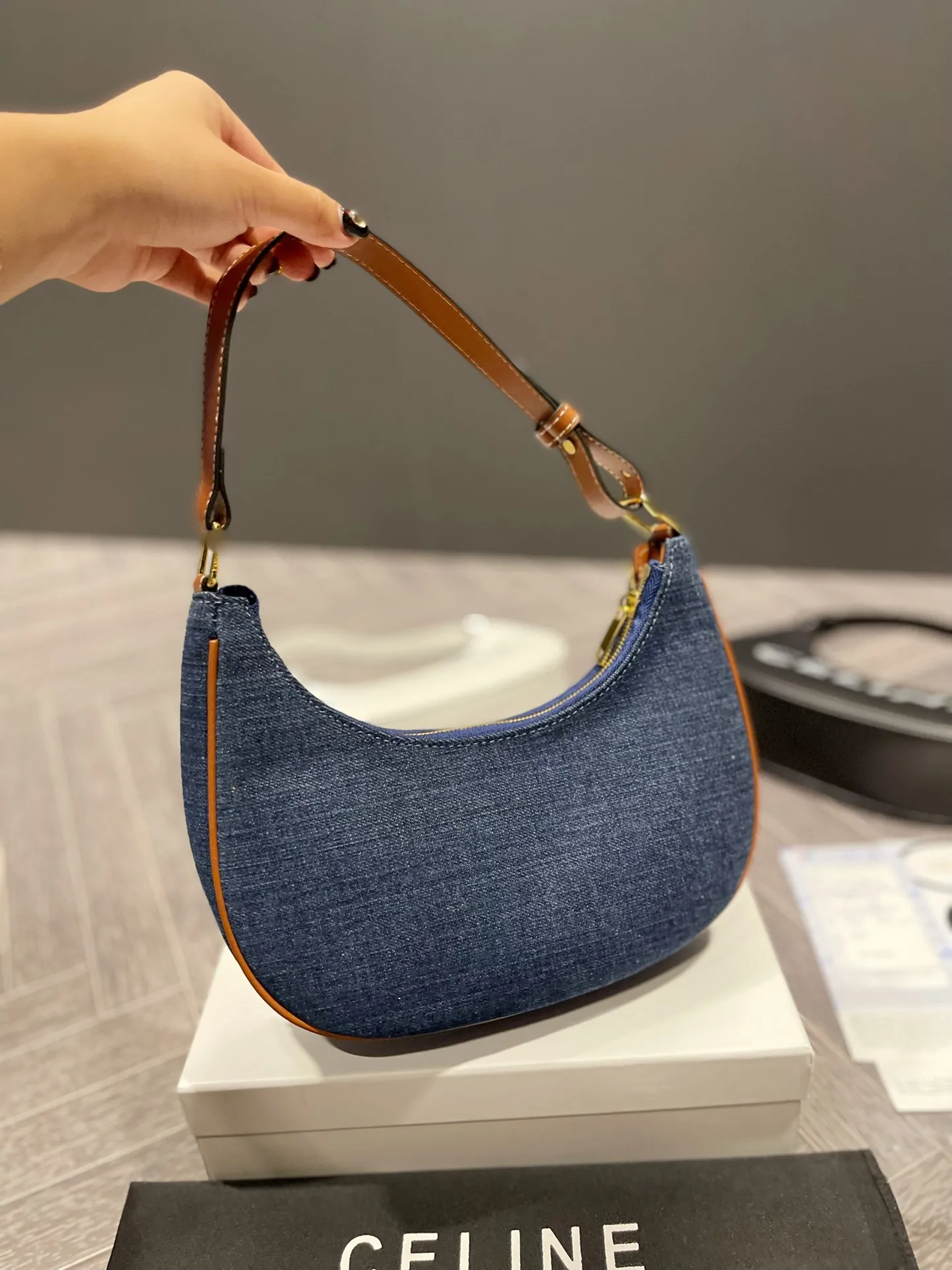 P110 Celine新款腋下包百搭休闲爱惨了~ CELINE这几天入的Celine包包们，不得不说这款白色腋下包也太好看了吧~简简单单的白色配logo字母真的非常任意门和什么衣服都好配不管深色还是淡色秋冬还是春夏搭配起来都是毫无违和感的 除了好搭配容量也是非常大之前用过老花腋下的宝宝应该.都知道钱包手机都是妥妥塞的下还松动有余动25 13cm