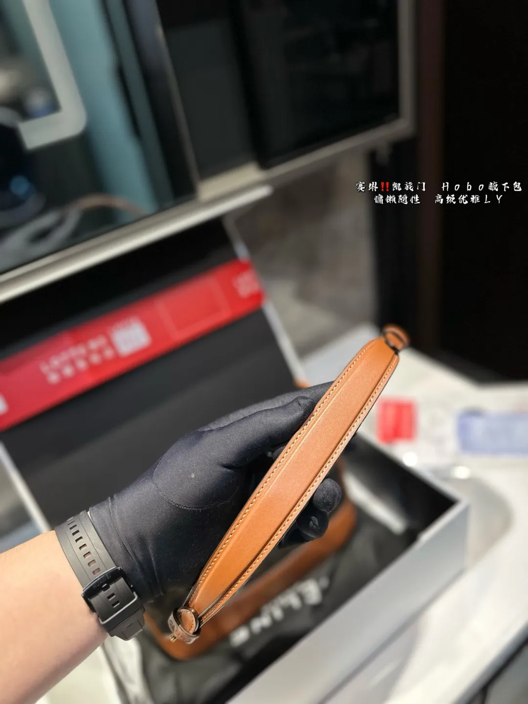 ❤️P140（礼盒包装）❤️ 赛琳 凯旋门 Hobo腋下包 CELINECELINE经典配色永恒百搭，质感五金精致加分 容量恰到好处，手机、口红、小钱包等日常小物都能有序收纳。肩带长度舒适，背在腋下尽显慵懒随性⚠️尺寸24.16