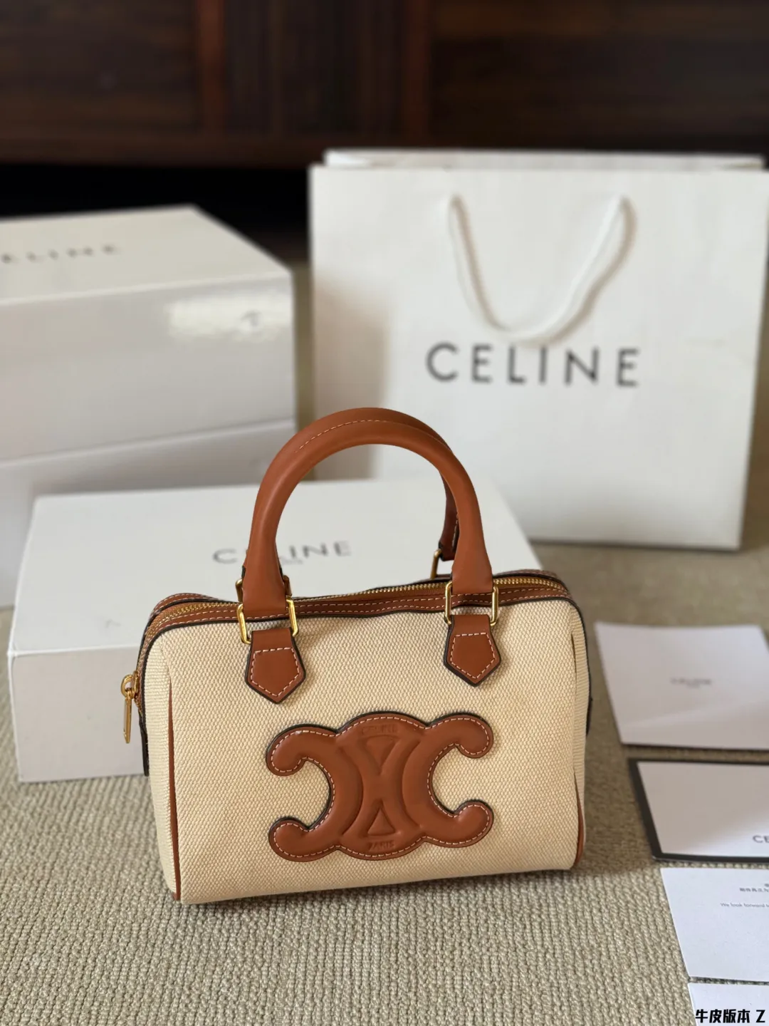 牛皮版本 p170 Celine 枕头包 很喜欢Lisa近期机场照总是背着的波士顿包 高颜值 有着原设计本身经典的味道高颜值的复古文艺气息 简洁利落的包身线条，复古印花图案真的很Old school, 不经意的高级，心尖尖喜欢的款秒get 尺寸20 14 配盒