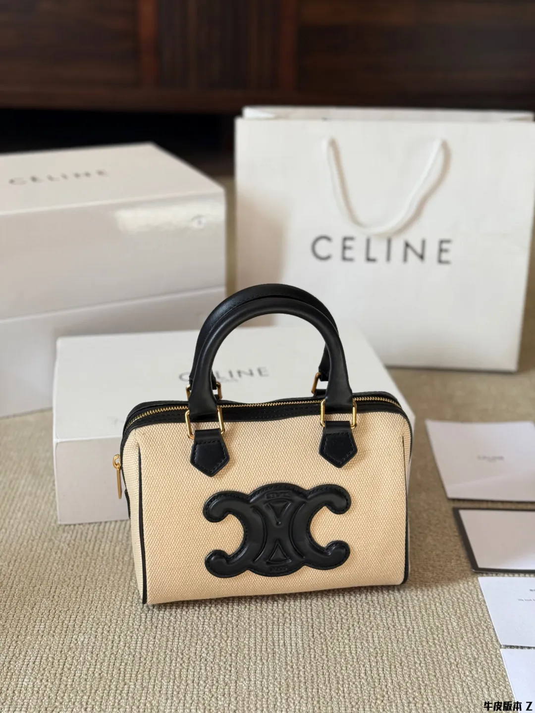 牛皮版本 p170 Celine 枕头包 很喜欢Lisa近期机场照总是背着的波士顿包 高颜值 有着原设计本身经典的味道高颜值的复古文艺气息 简洁利落的包身线条，复古印花图案真的很Old school, 不经意的高级，心尖尖喜欢的款秒get 尺寸20 14 配盒