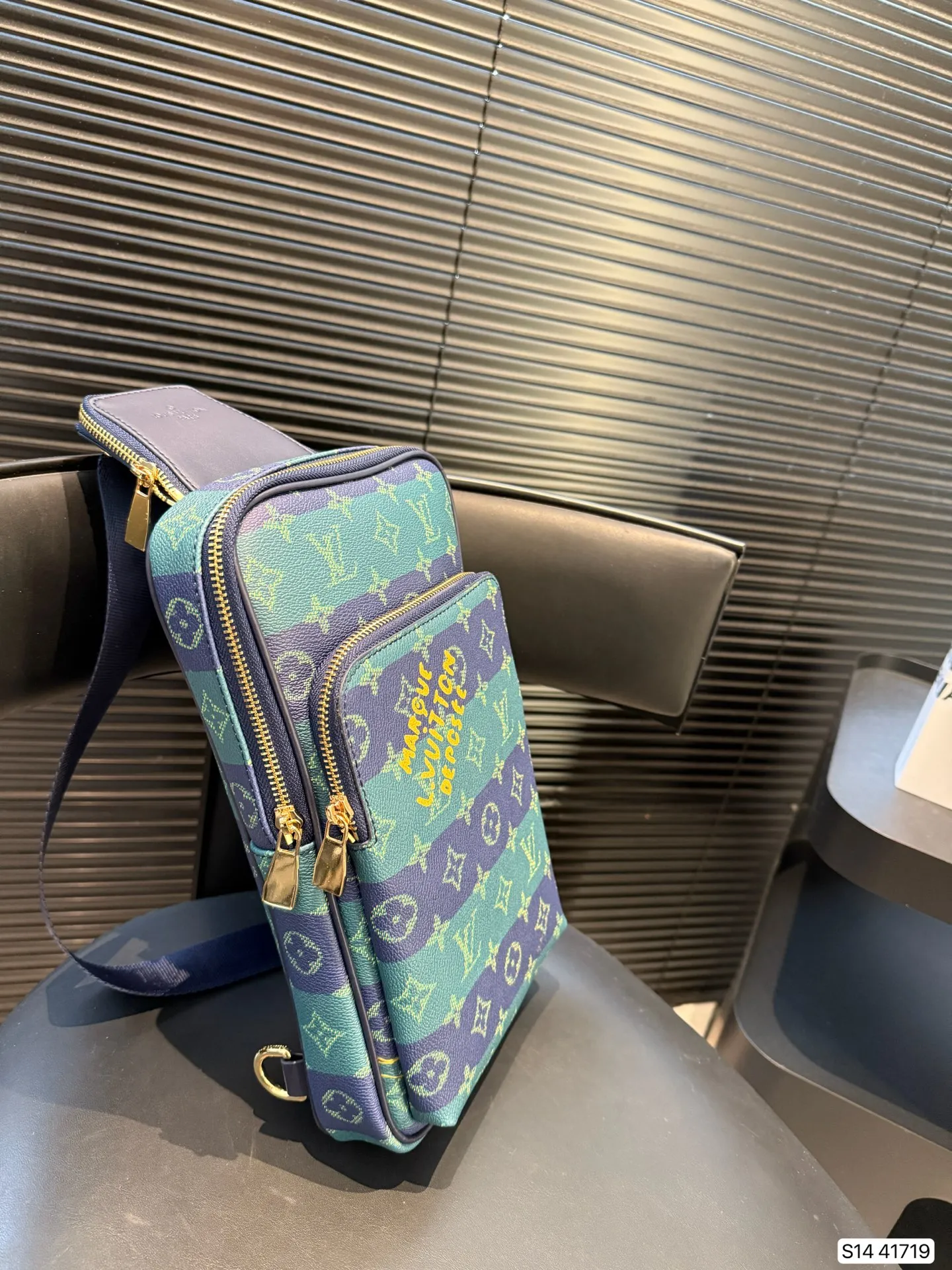 P120 新款男士胸包 Lv胸包，采用拉链，方便取用，无论您的氛围如何，您都可以毫不费力地携带这款时尚腰包。内部饰有简约而精心设计的内饰。这款胸包足以容纳所有小物品。可是永不过时的哦，而且无论怎么搭配都超有范！尺寸：18 30 货号41719