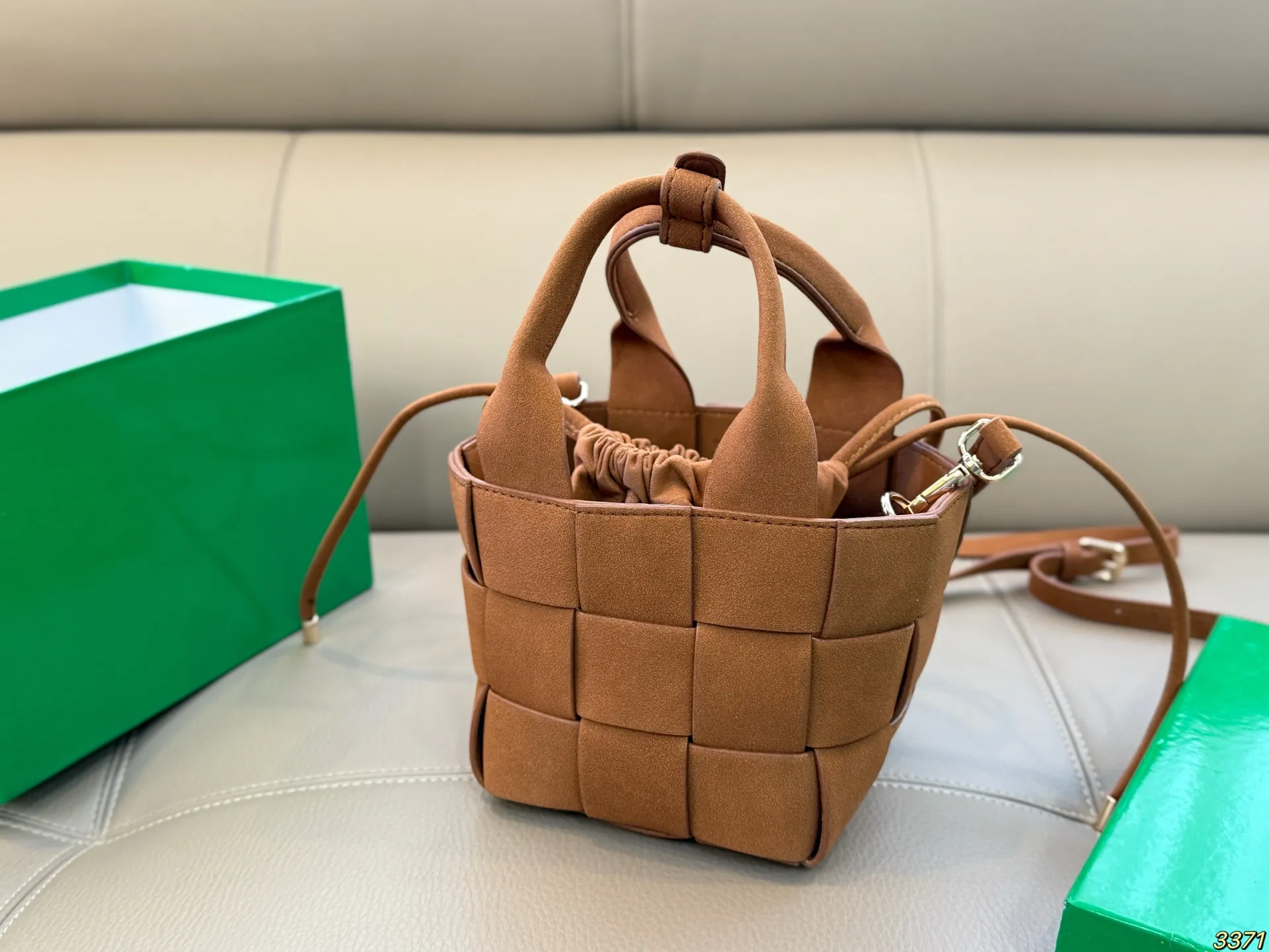 ¥150配盒 BV编织包菜篮子 超级经典又时髦 意外的百搭 耐看精致 日常出街 集美必入 尺寸:13 13