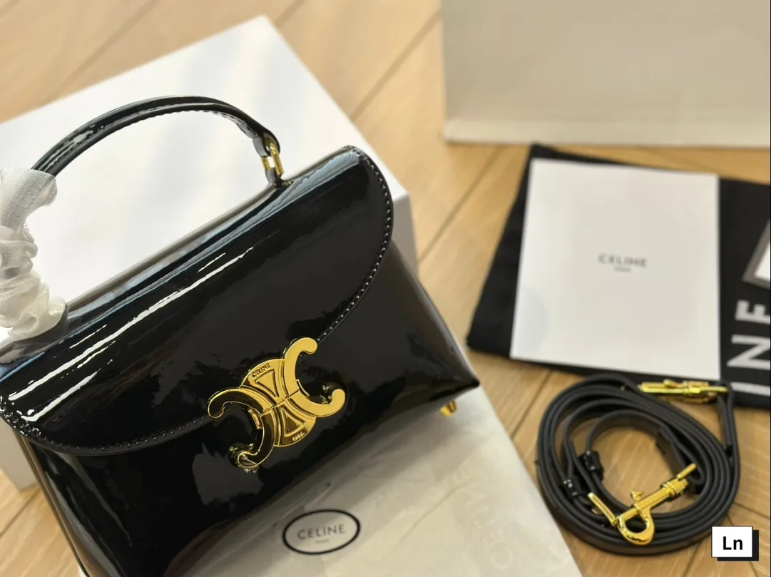 ¥145折叠盒 张婧仪同款老花凯旋门邮差包来咯 一眼沦陷 经典老花 复古感十足Celine 超时髦吸睛~精致简约轮廓并蓄优雅与独特 尺寸20*12