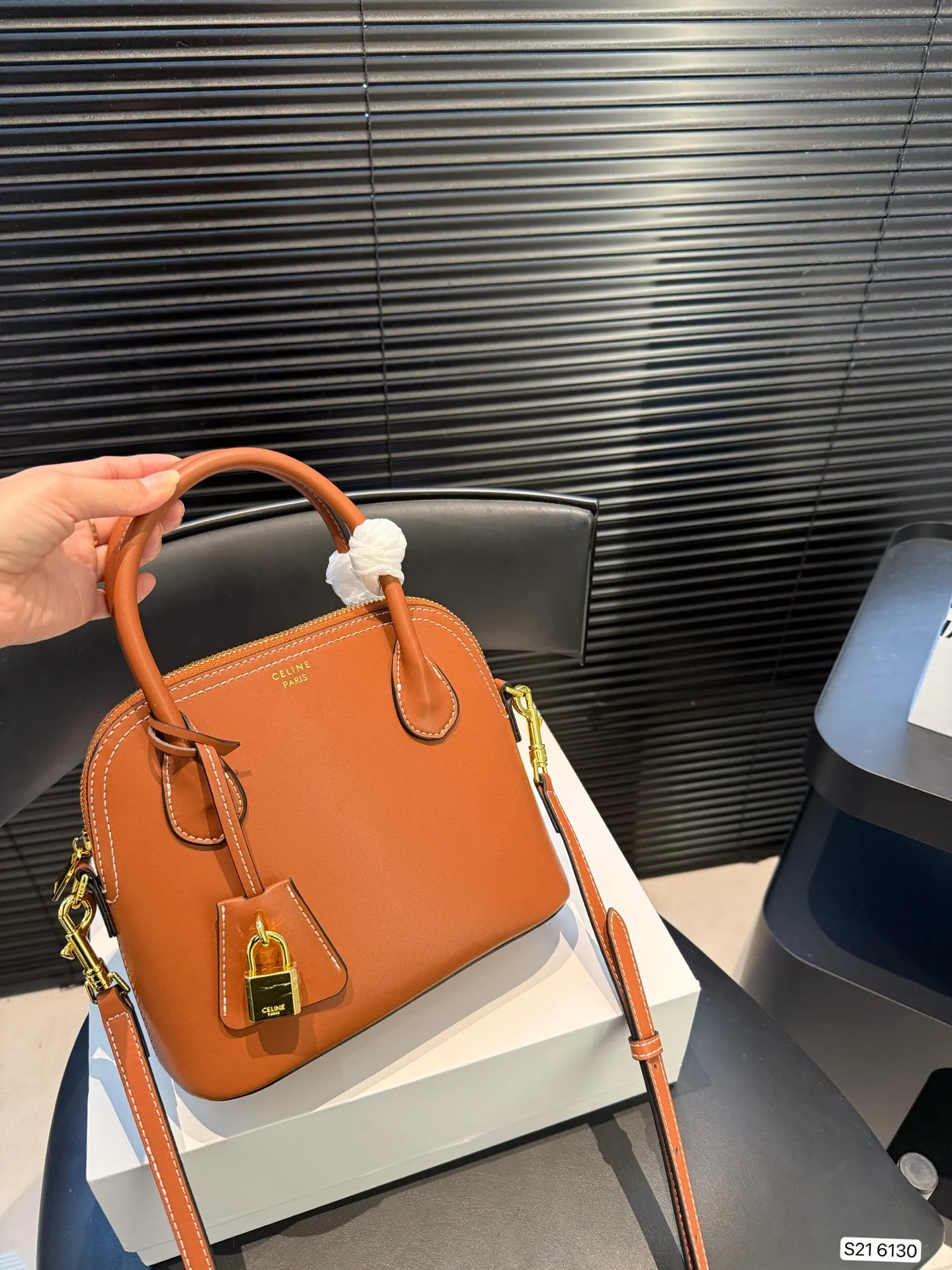 P155 配折叠盒子 赛琳贝壳 CELINE| 限定特别款来袭 全新的包型 可手提也可以斜挎肩背 是本季的老花限定特定款哦!! 超有气质的一款~ 尺寸:21.5 18 货号6130