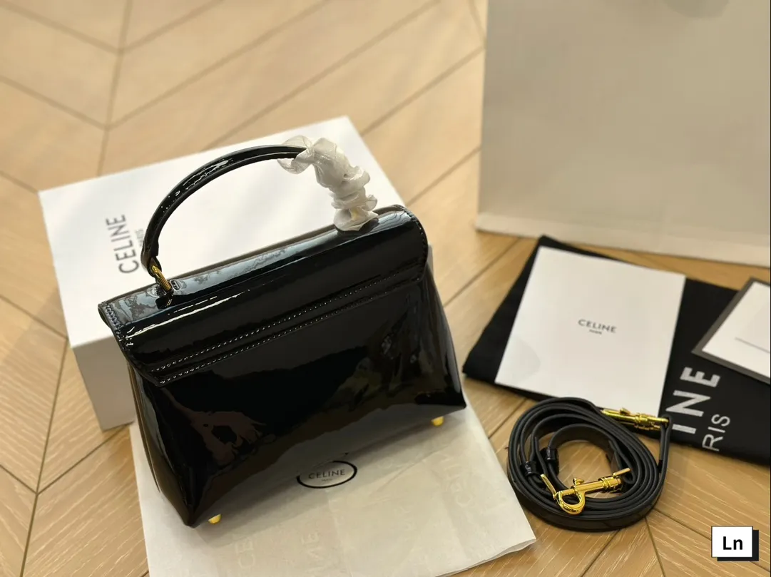 ¥145折叠盒 张婧仪同款老花凯旋门邮差包来咯 一眼沦陷 经典老花 复古感十足Celine 超时髦吸睛~精致简约轮廓并蓄优雅与独特 尺寸20*12