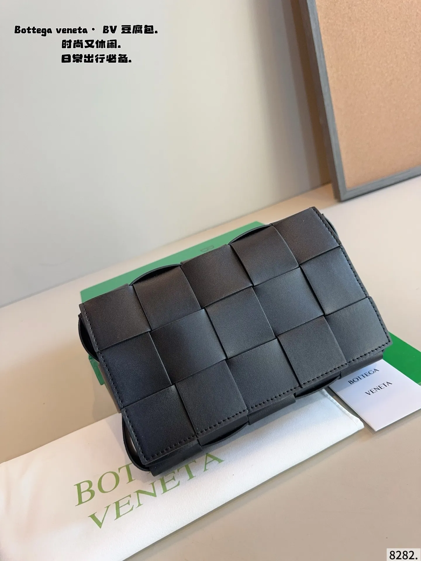 p150配礼盒🎁. 秋冬适配度一百昏!bv cas sette豆腐包斜挎 bv cas sette小羊皮卡带包枕头包斜挎包 天气一冷很喜欢软乎乎胖墩墩存在感很强的包包, 收起小废包,秋冬就是枕头包的主场! 枕头包的代表包包——bv cas sette尺寸:23*5*14cm