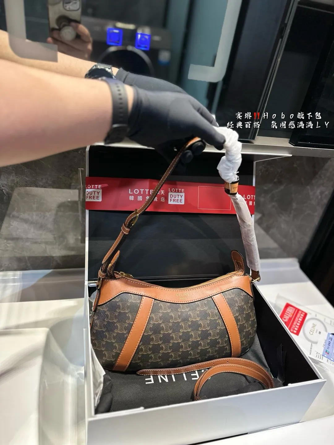 ❤️P150(礼盒包装)❤️ 赛琳 Hobo 腋下包 CELINE新款老花条纹Hobo手袋 🤩经典的老花图案搭配条纹设计,独特又时髦,轻松打造出优雅又摩登的氛围💫。Hobo包型设计既时尚又实用,适合日常出街、上班或周末旅行,随时随地都能让你变身焦点🔥。Hobo设计,宽大实用,可以装下日常必需品,肩背舒适,完美应对任何场合。💖 ⚠️尺寸33.26