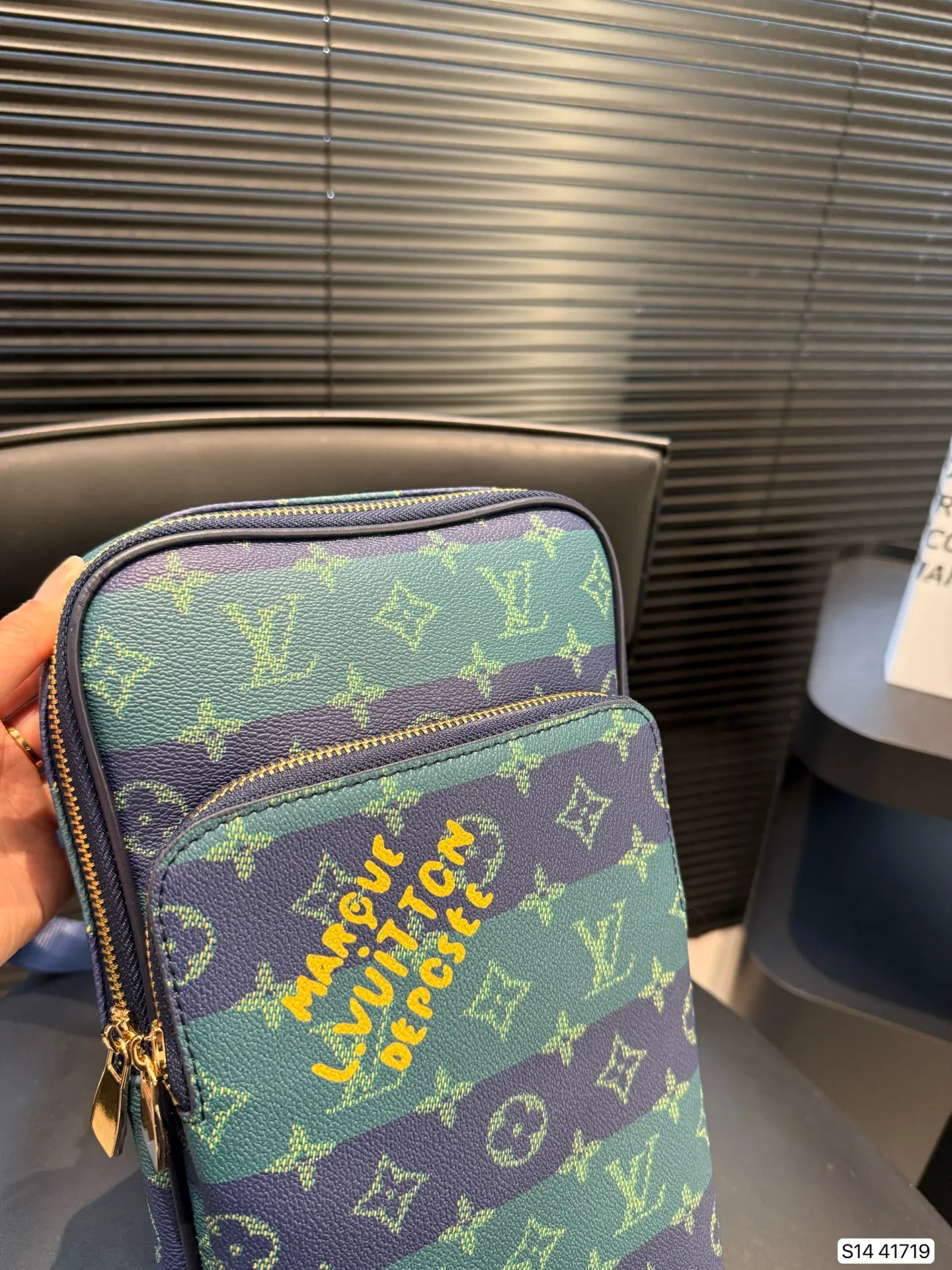 P120 新款男士胸包 Lv胸包,采用拉链,方便取用,无论您的氛围如何,您都可以毫不费力地携带这款时尚腰包。内部饰有简约而精心设计的内饰。这款胸包足以容纳所有小物品。可是永不过时的哦,而且无论怎么搭配都超有范!尺寸:18 30 货号41719