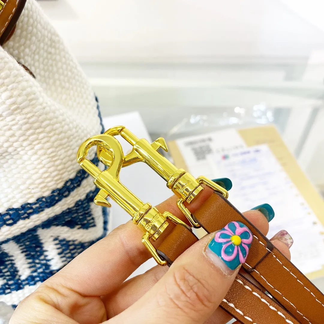 p155折叠礼盒包装🎁 Celine赛琳 新款水桶，复古编织水桶包 潮人们背的最多的包包大概就是这款 单肩、斜跨都不是问题，有种慵慵懒懒的街头风J-108尺寸 15.15.18