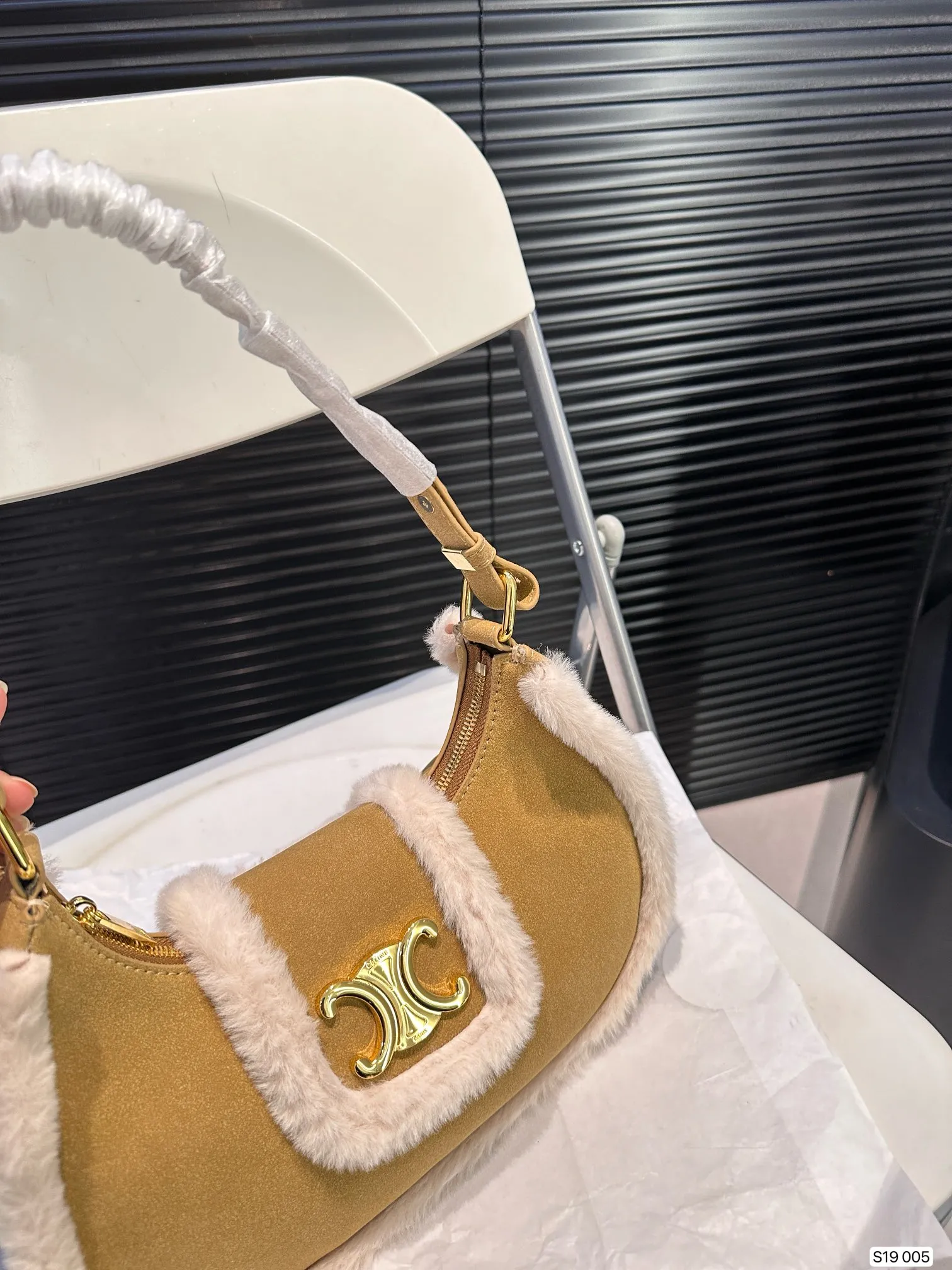 P145 赛琳秋冬限定|毛茸茸的celine腋下包 celine这次的新品我很满意这只毛茸茸的托特真的很可爱,在秋叶飘零的时候背上有多应景了秋冬氛围感直接拿捏!尺寸:26 14 货号005